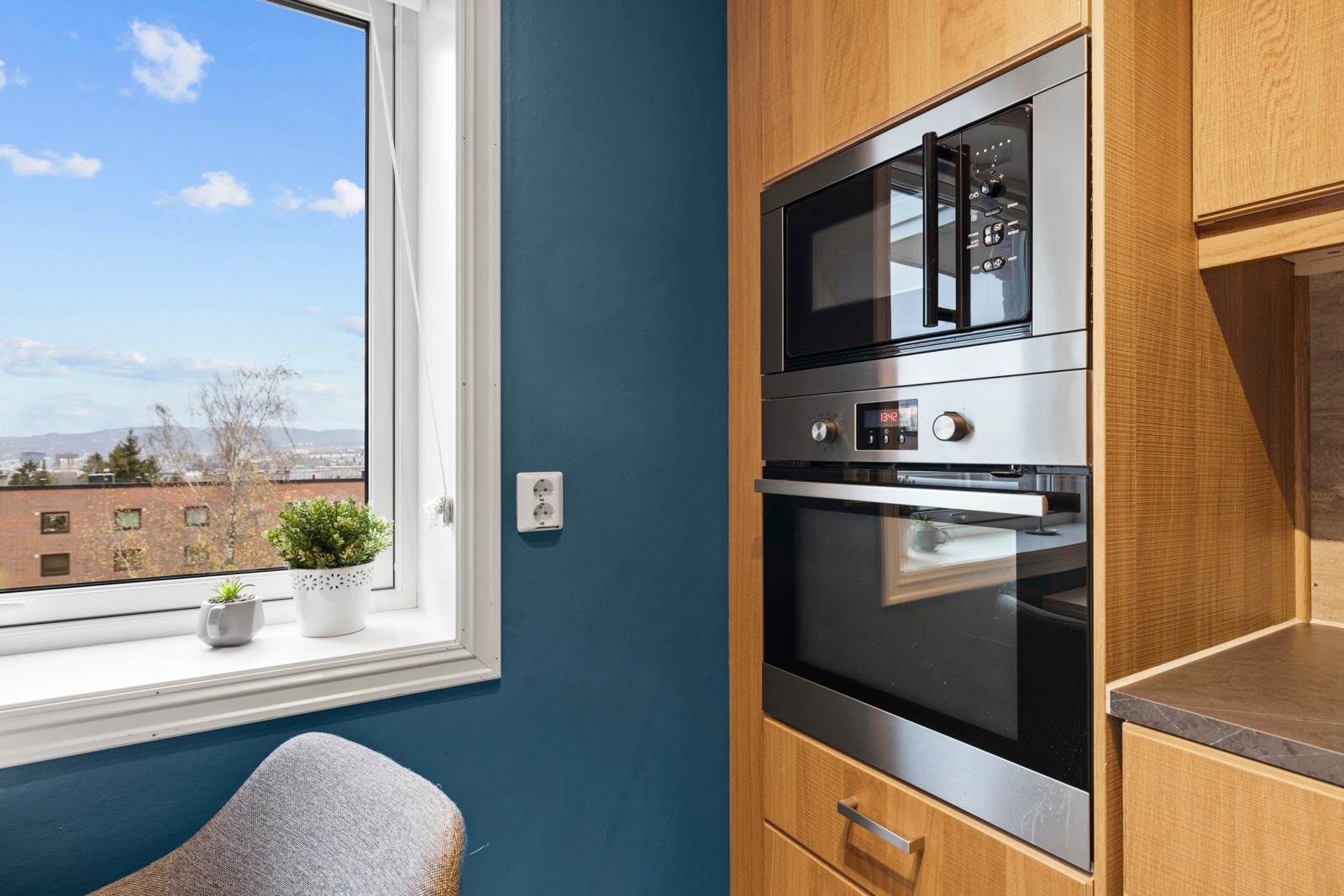 Alle hvitevarer er integrert og består av koketopp, stekeovn, mikro, oppvaskmaskin og kjøl/frys Galleribilde