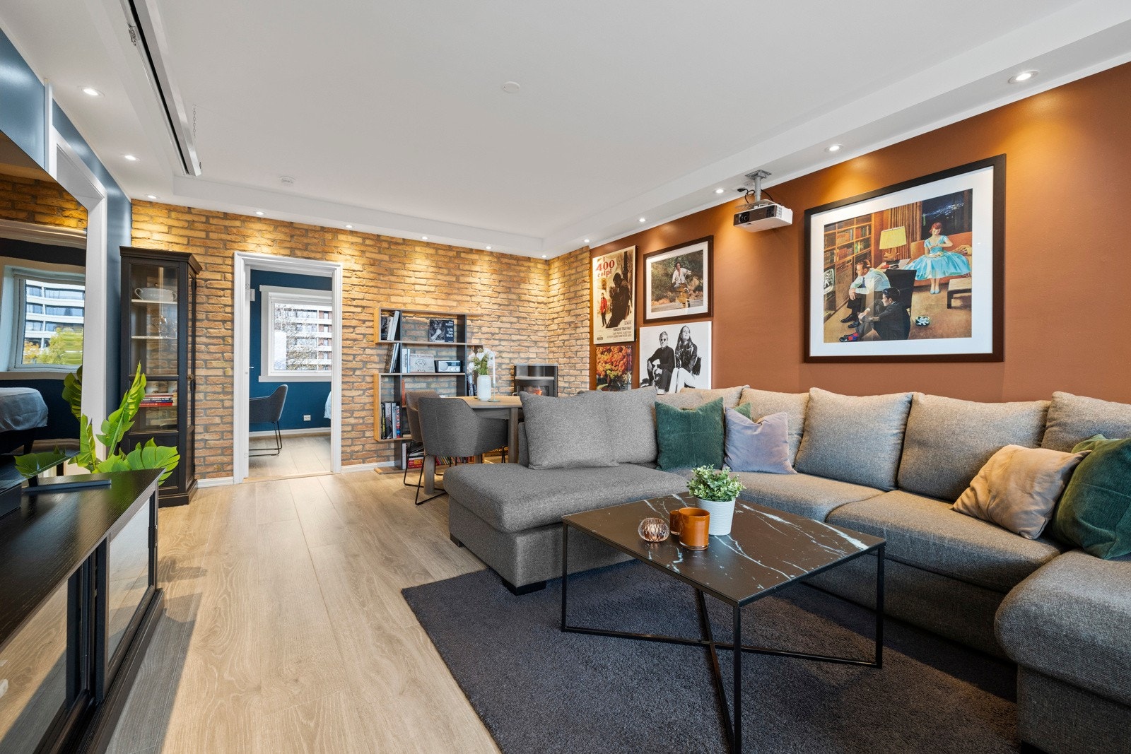 Stuen kan lett møbleres med sofagruppe, tv-løsning og spisebord Galleribilde