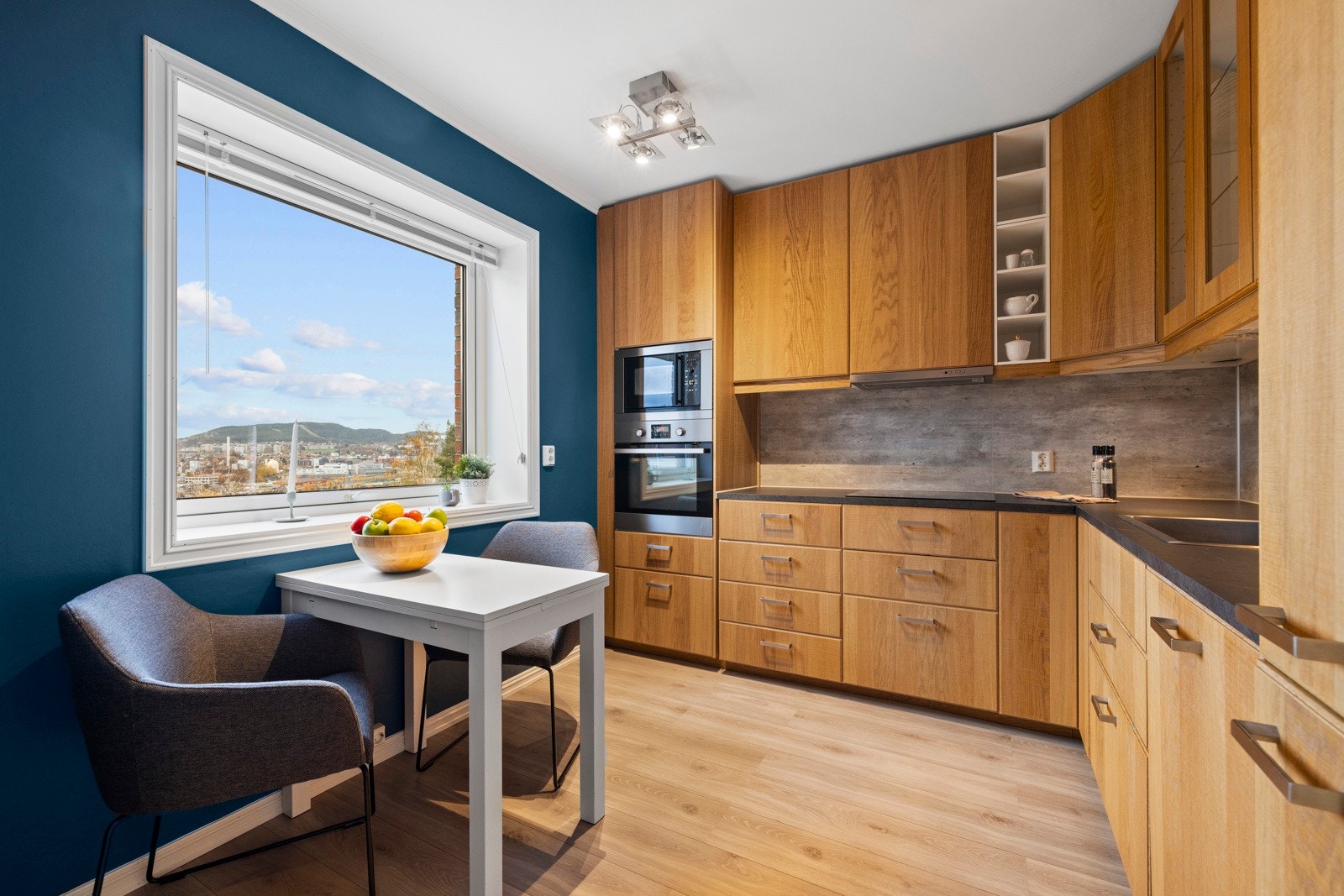 Kjøkkenet ble oppgradert med ny Ikea-innredning i 2016, ny ventilator med plasmafilter i 2020, samt malte vegger og ny benkeplate i oktober 2024 Galleribilde