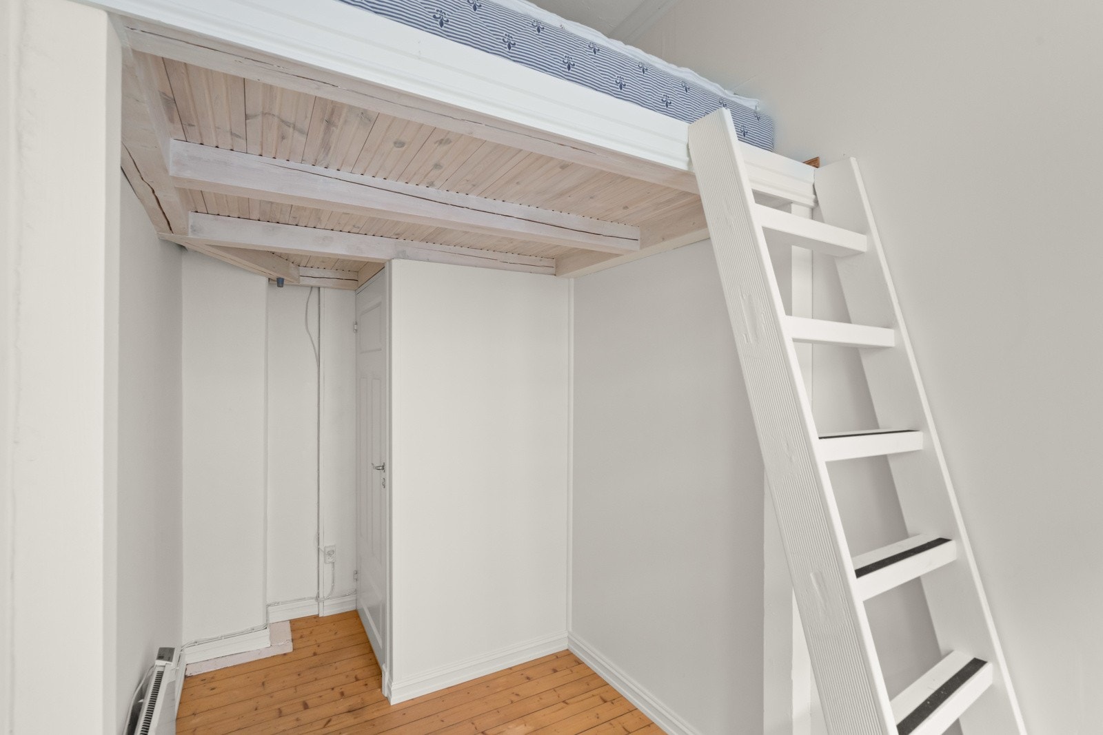 Soverom 2 med tilsvarende smarte løsning! Galleribilde