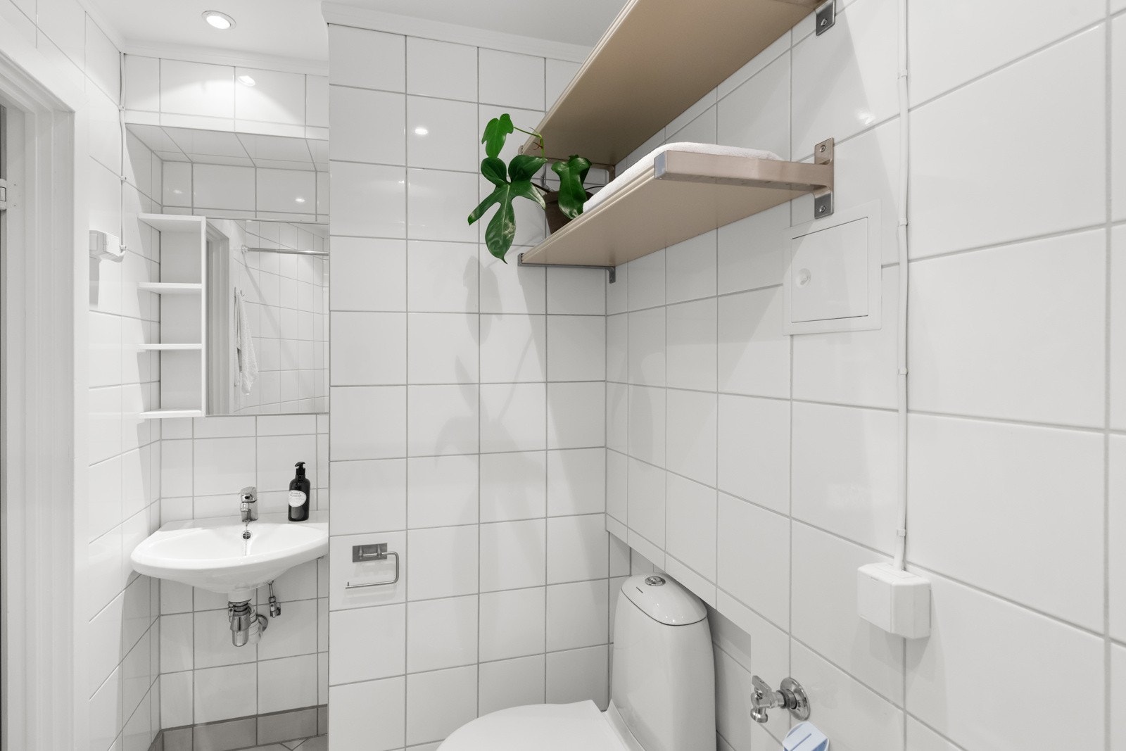 Lyst, flislagt, baderom med behagelige varmekabler i gulv. Det er i nyere tid utført en rekke oppgraderinger som bl.a. nytt gulv, ny dusj og opplegg for vaskemaskin (2024). Galleribilde