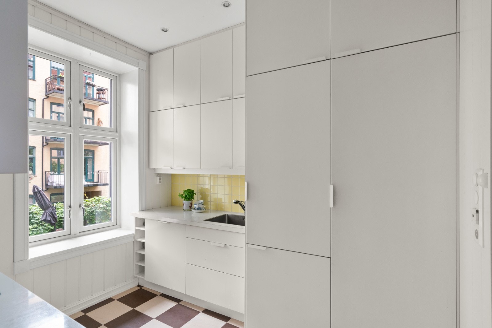 Integrert i innredningen er kjøl/frys, oppvaskmaskin, stekeovn, induksjon platetopp og oppvaskkum. Galleribilde