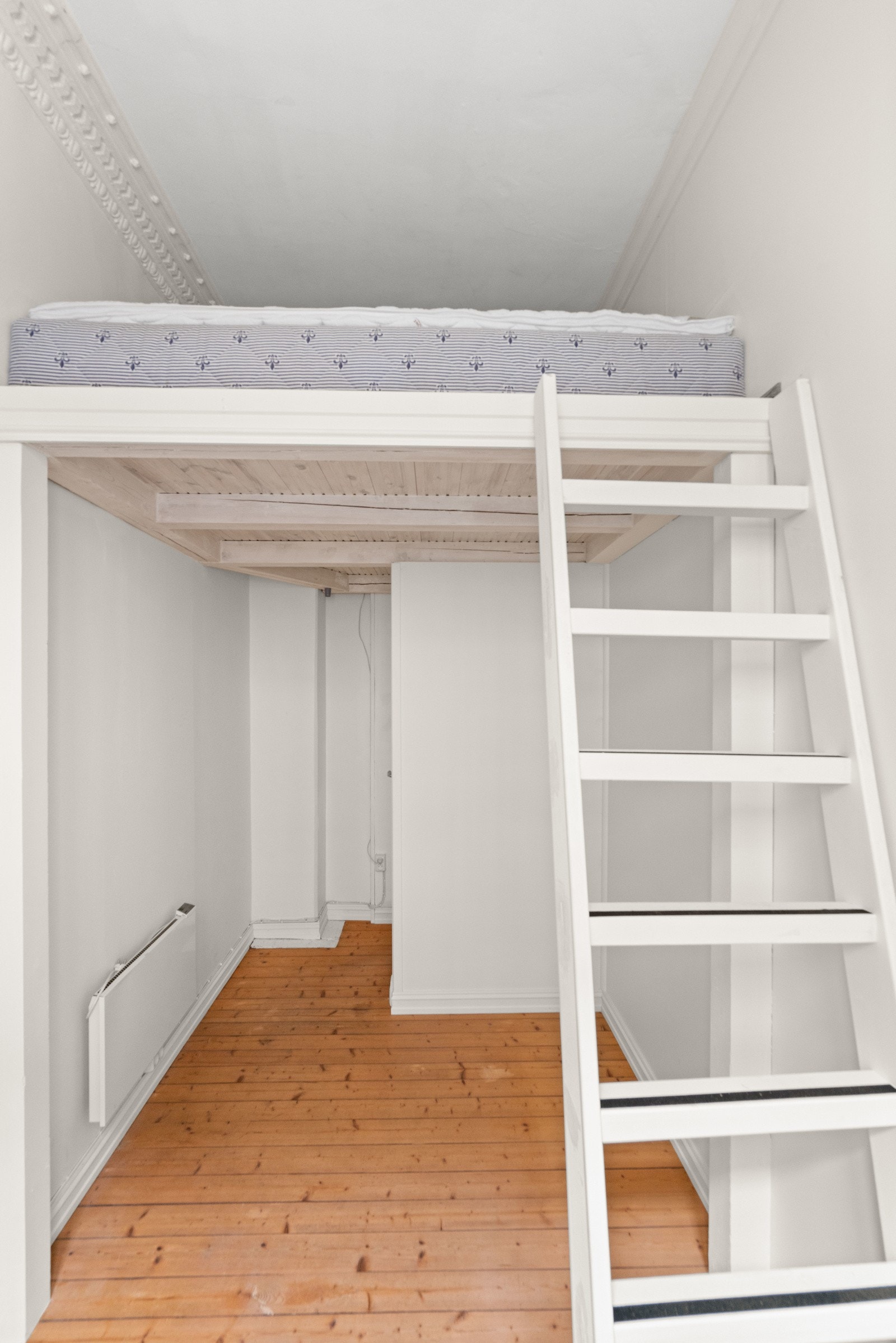 Begge soverommene er nylig malt (2024), og har originalt, oljebehandlet, tregulv. Galleribilde