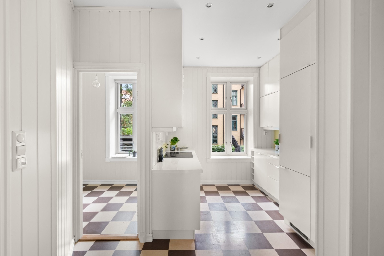 Både entrè, kjøkken og kontor har linoleumsfliser på gulv i lik utførelse. Galleribilde