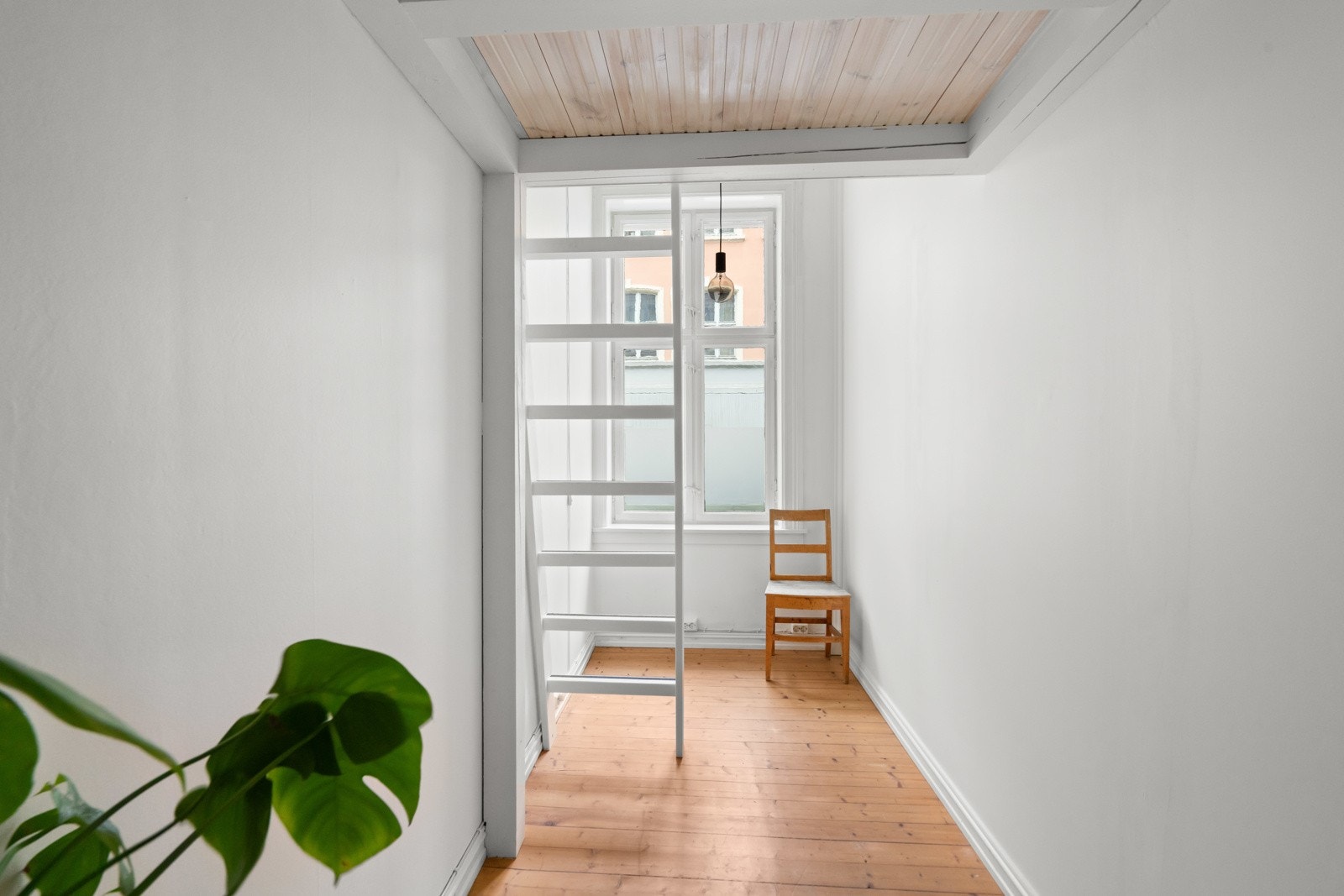 Store vinduer som skaper en lys og luftig atmosfære. Galleribilde