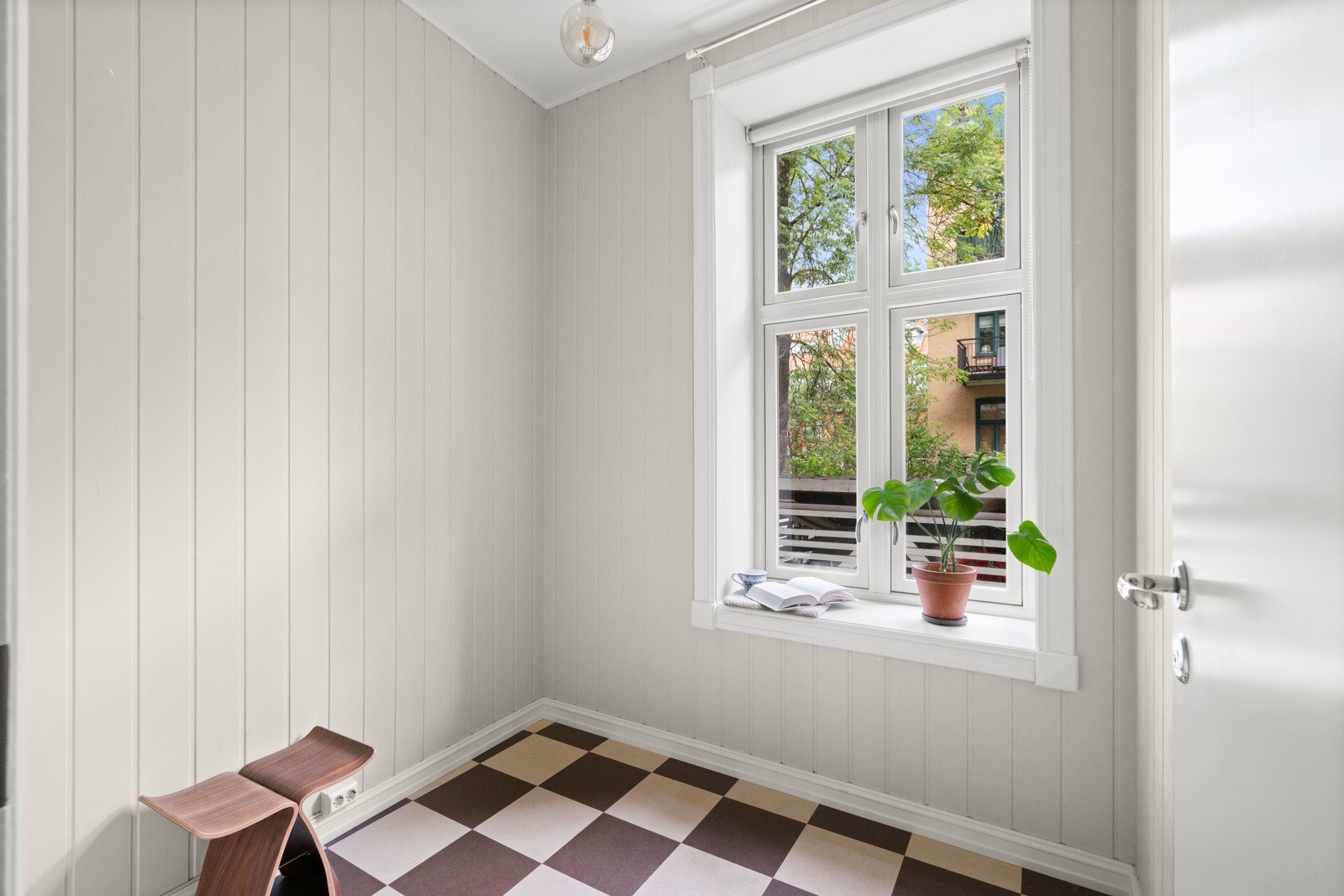 Leiligheten har enda et rom som kan innredes etter eget ønske - perfekt som hjemmekontor, med stort vindu ut mot rolig bakgård. Galleribilde