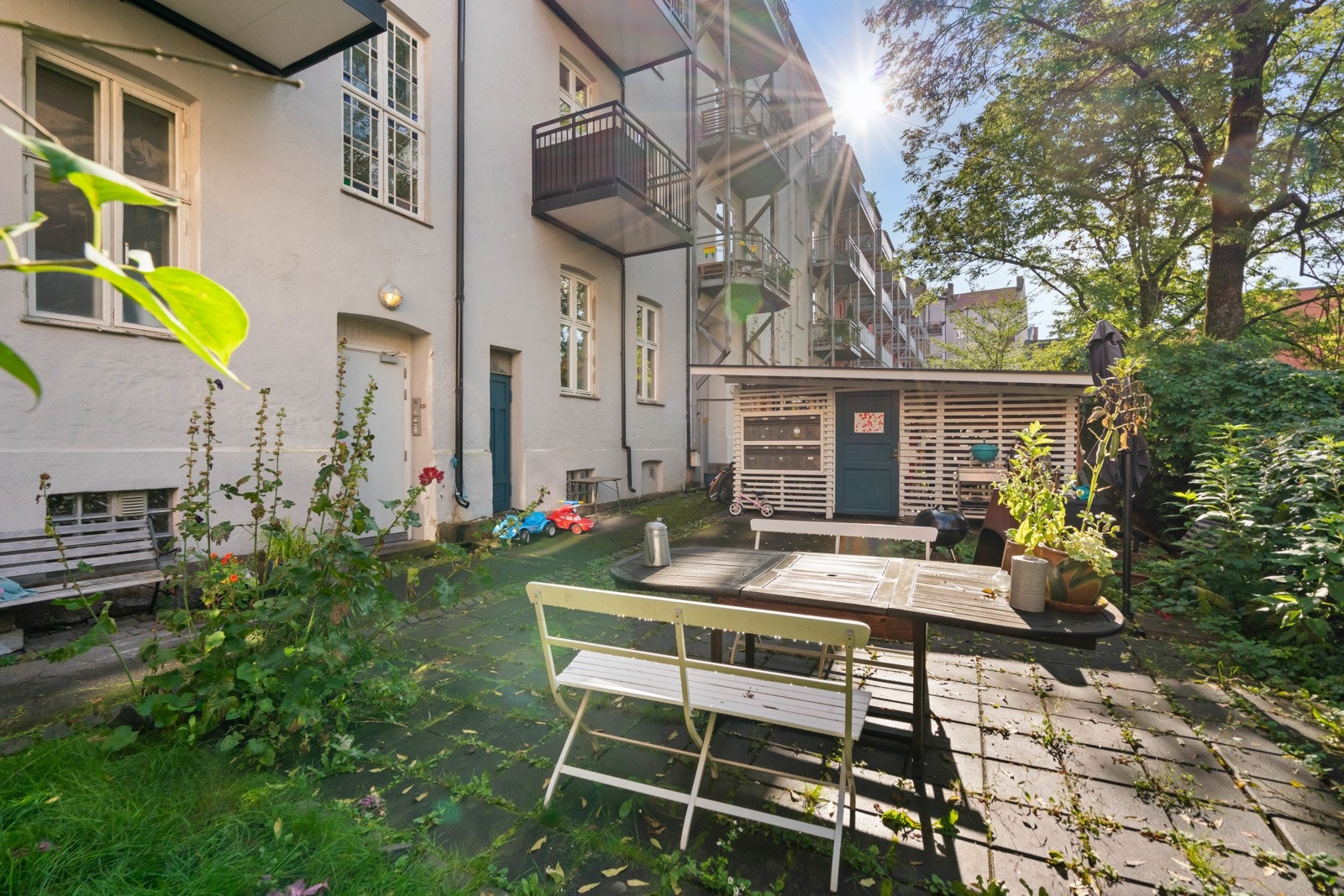 Sjarmerende og hyggelig bakgård. Sameiet består av 12 seksjoner. Galleribilde