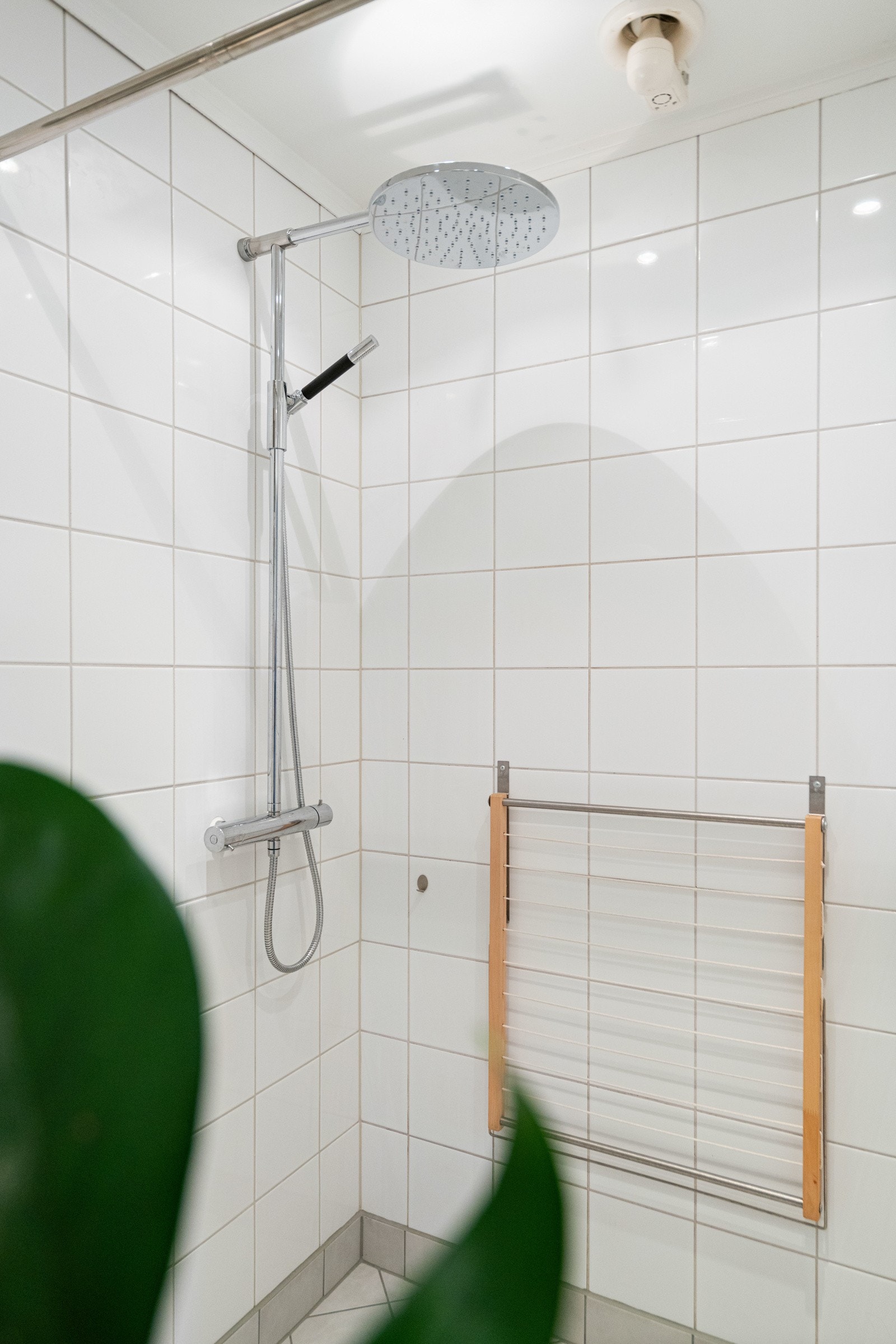 Badet består av servant, toalett, dusj, speil, innredning med glatte overflater. Galleribilde