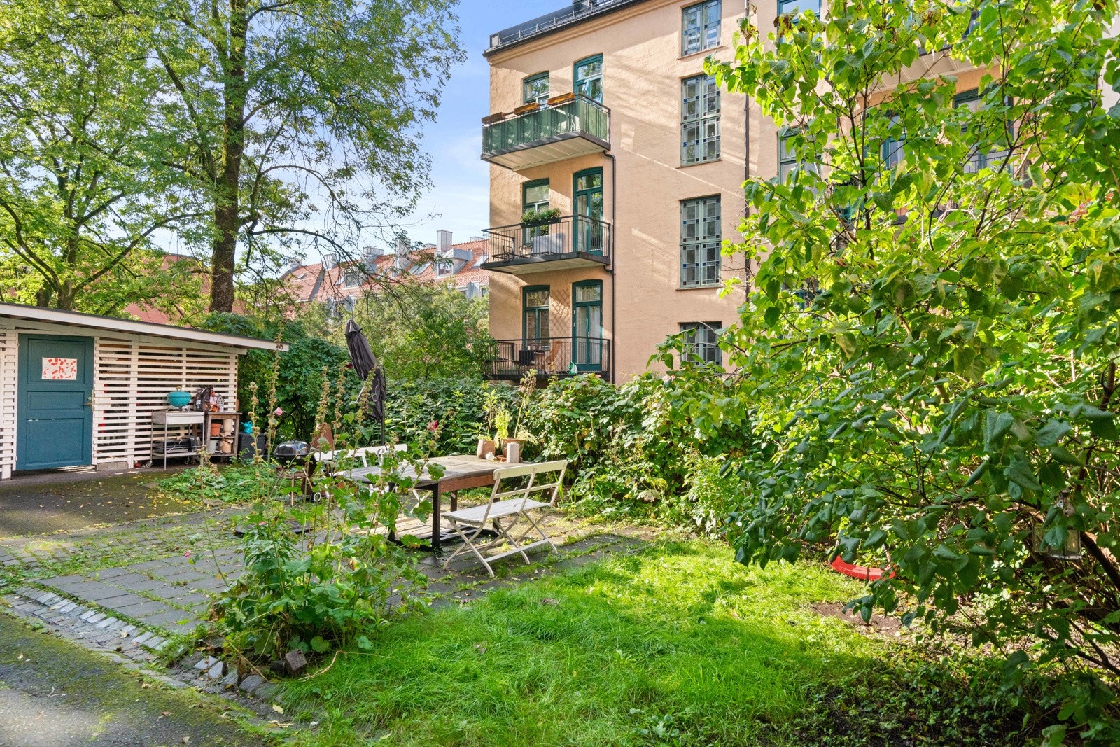 Sentral beliggenhet på Tøyen i rolig nabolag, med kort vei til Grünerløkka, Sørenga og Grønland. Galleribilde