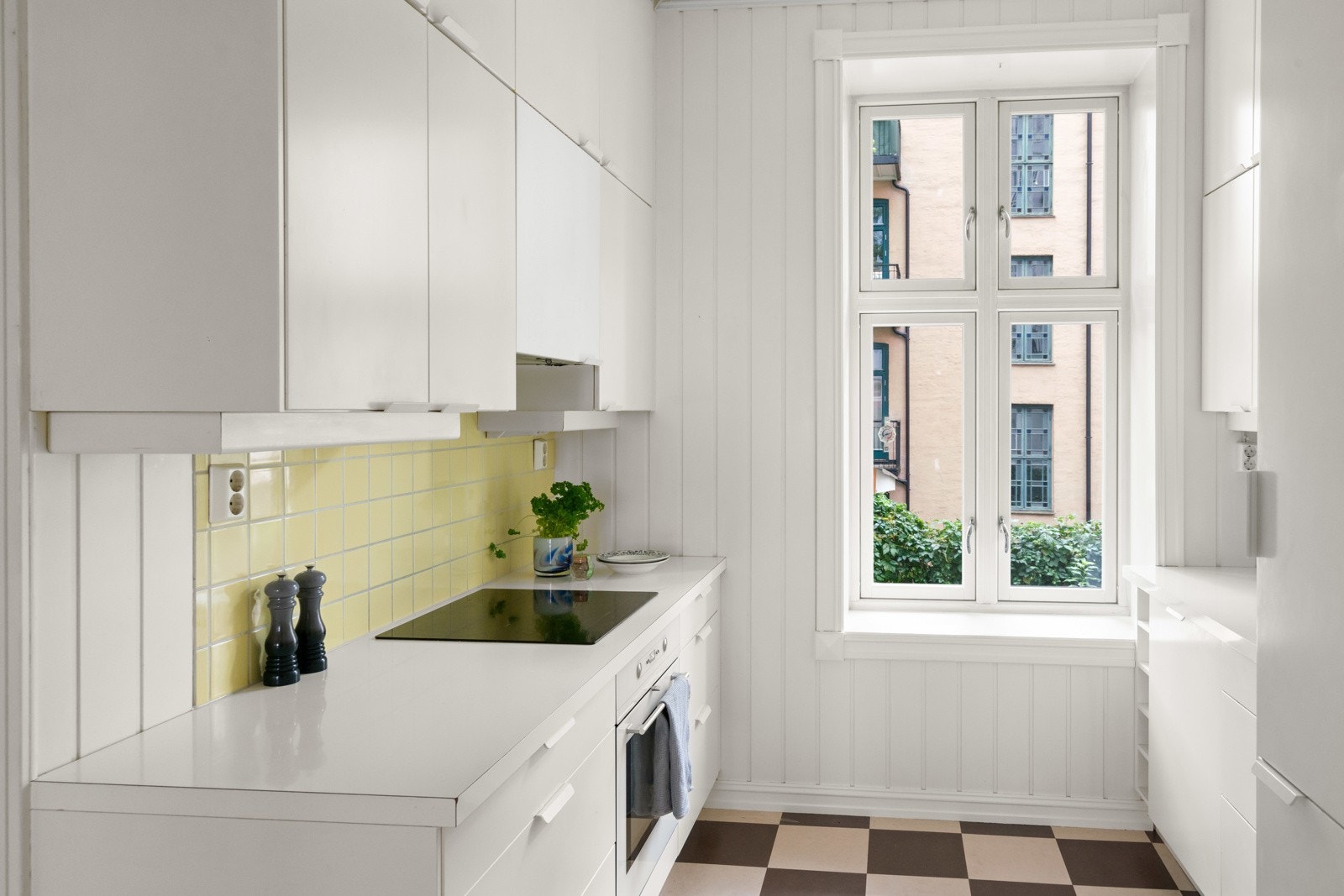 Kjøkken fra 2011 ligger praktisk til i egen sone. Lys innredning med glatte overflater og laminat benkeplate. Galleribilde