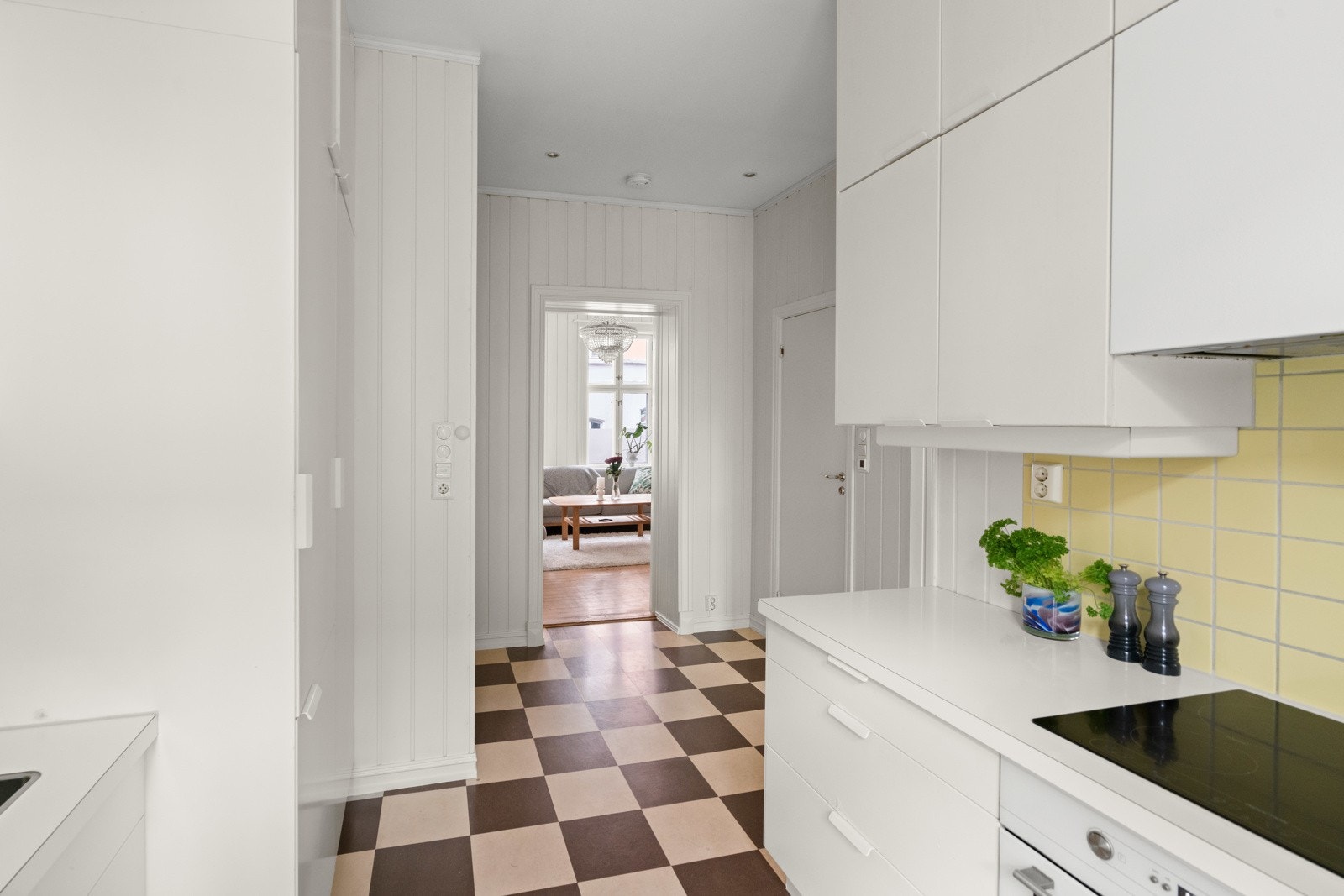 Her har du rikelig med skap- og benkeplass. Galleribilde