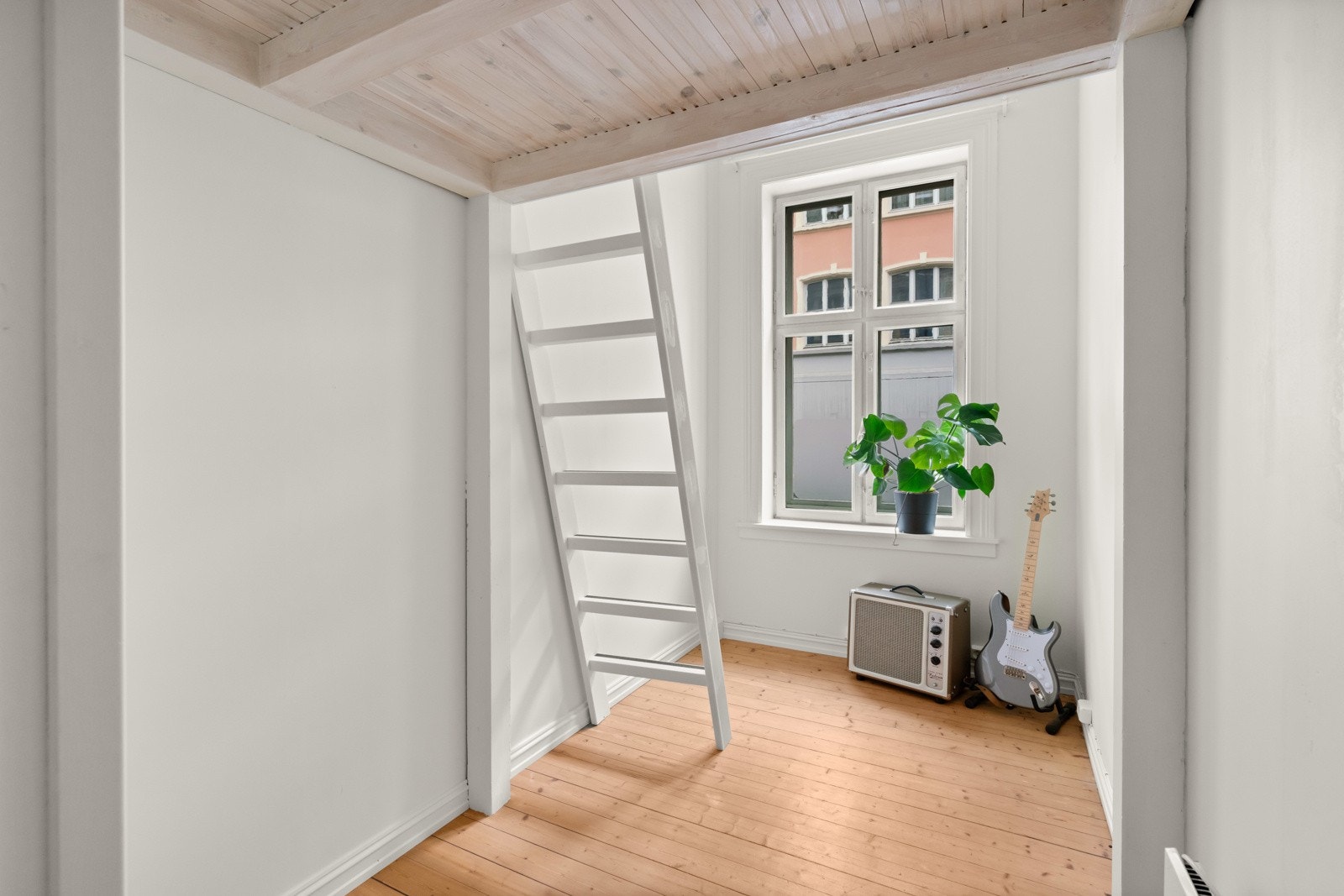 Soverom med praktisk sovehems som utnytter plassen utmerket! Galleribilde