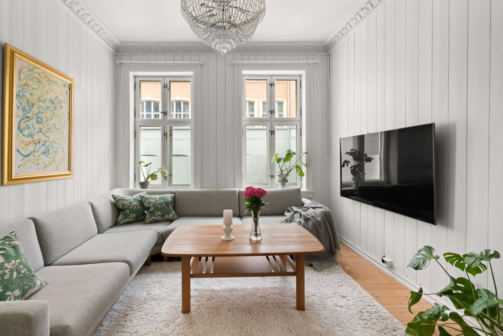 Lekker stue med teglstein, tregulv og flotte detaljer. Store vindusflater som gir mye naturlig lys og peisovn som skaper både varme og hygge. Galleribilde