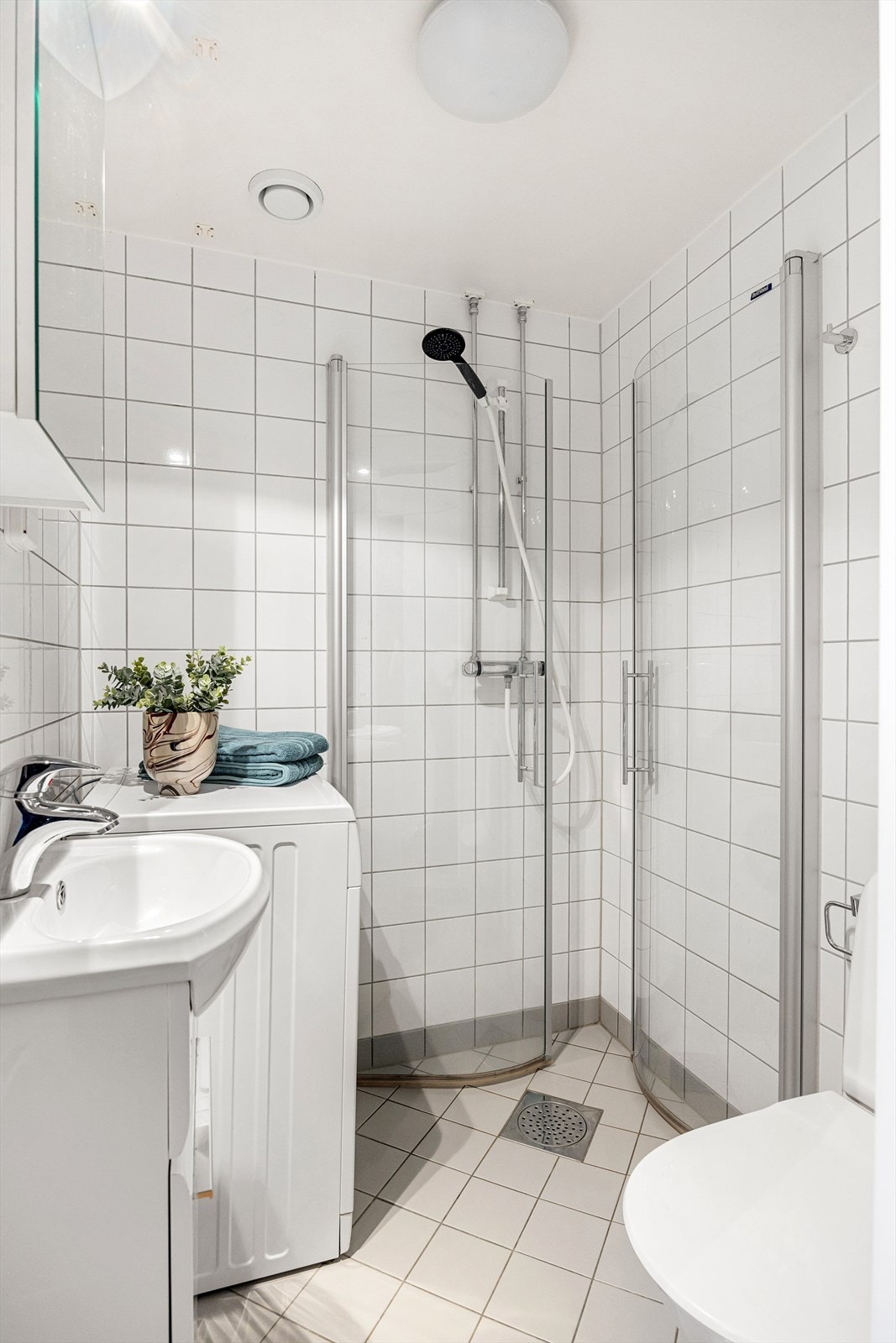 Pent, flislagt baderom med elektrisk gulvvarme og opplegg for vaskemaskin. Galleribilde