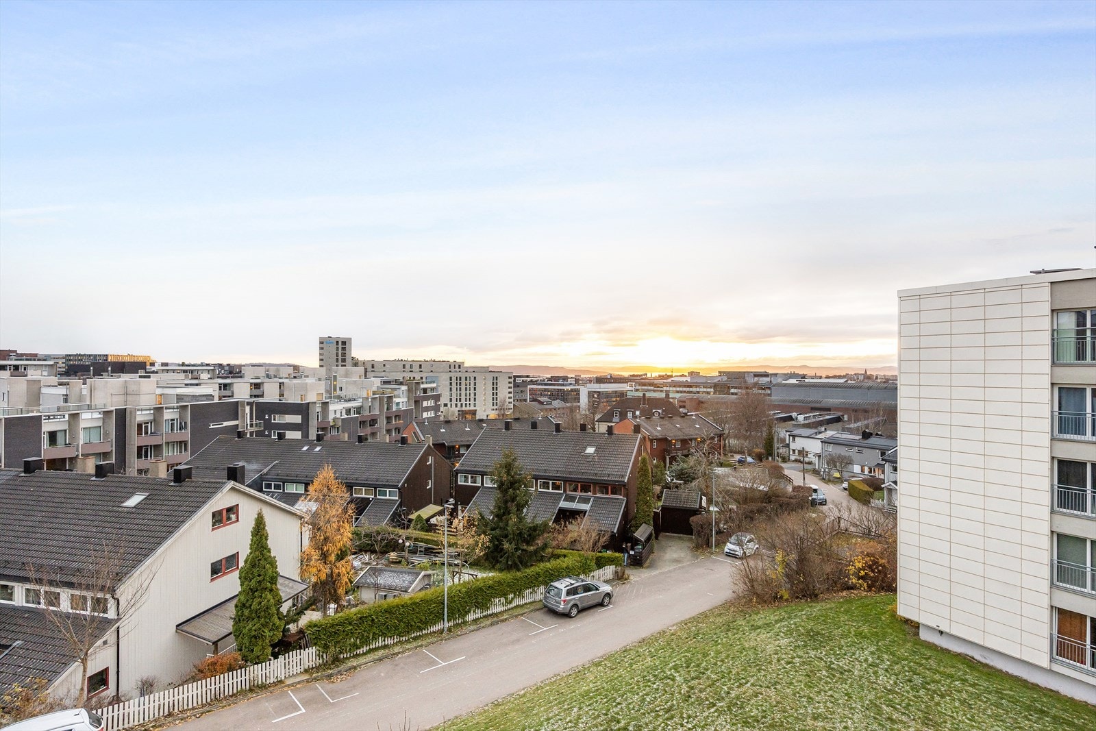 Leiligheten ligger urbant til i Nydalen med enkel adkomst til det meste av bymessige fasiliteter. Her er det gangavstand til både treningssenter, matvarebutikk, restaurant, apotek, kollektivtrafikk m.m. Galleribilde