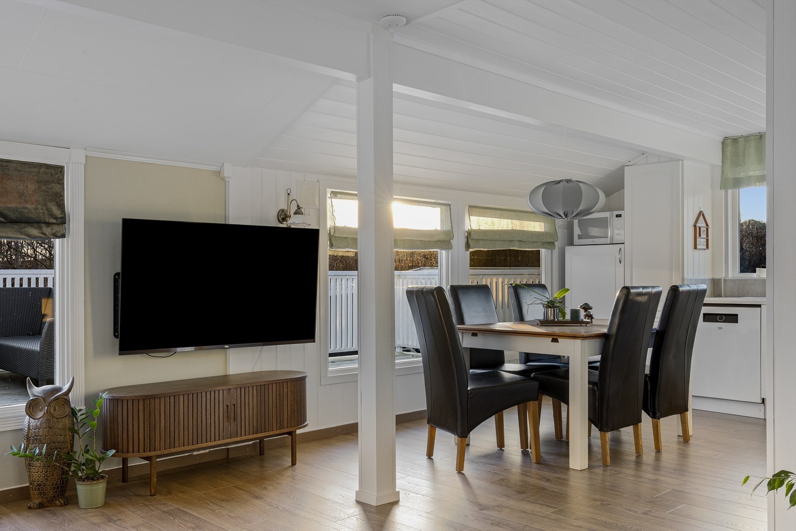 Den mest naturlige plasseringen av hjemmets spisestue er rett utenfor kjøkkenet. Her kan man kan samle familie og venner til hyggelig samvær med god plass til langbord. Galleribilde