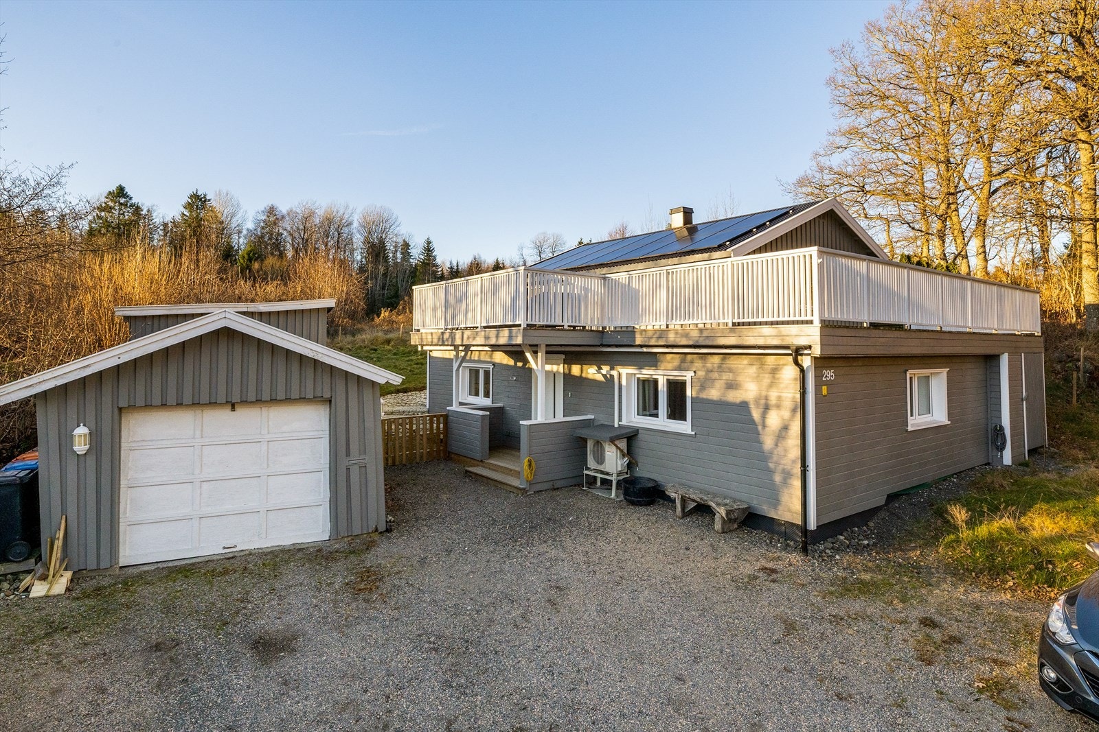 Garasje og bod i bindingsverk på støpt plate og kledd med stående kledning. Pulttak tekket med takbelegg. Leddport og dører i tre.
Utebod i bindingsverk og kledd med stående kledning. Pulttak tekket med takbelegg. Platet gulv. Dør i tre. Galleribilde