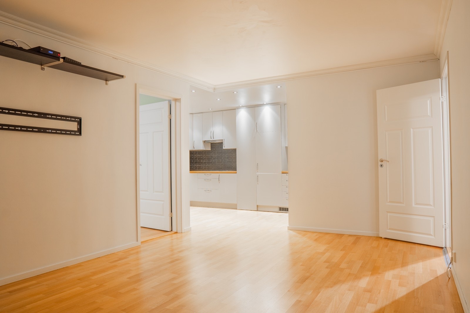 Romslig stue med utgang til en balkong. Her er det god plass til møbler. Galleribilde