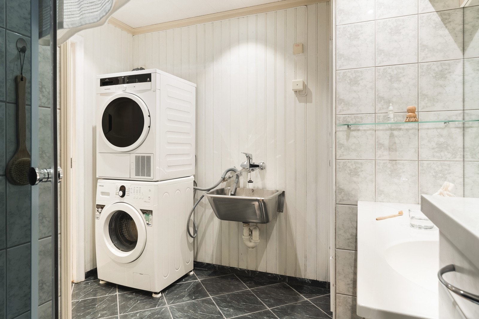 På badet er det ekstra utslagsvask og opplegg for vaskemaskin og tørketrommel. Galleribilde