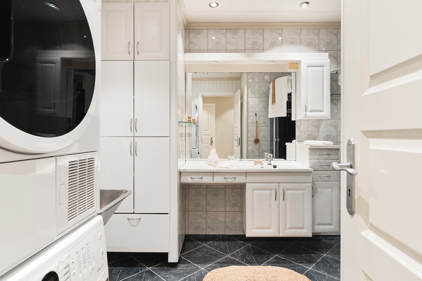 Badet måler 6,4 kvm og har varme i gulv. Galleribilde