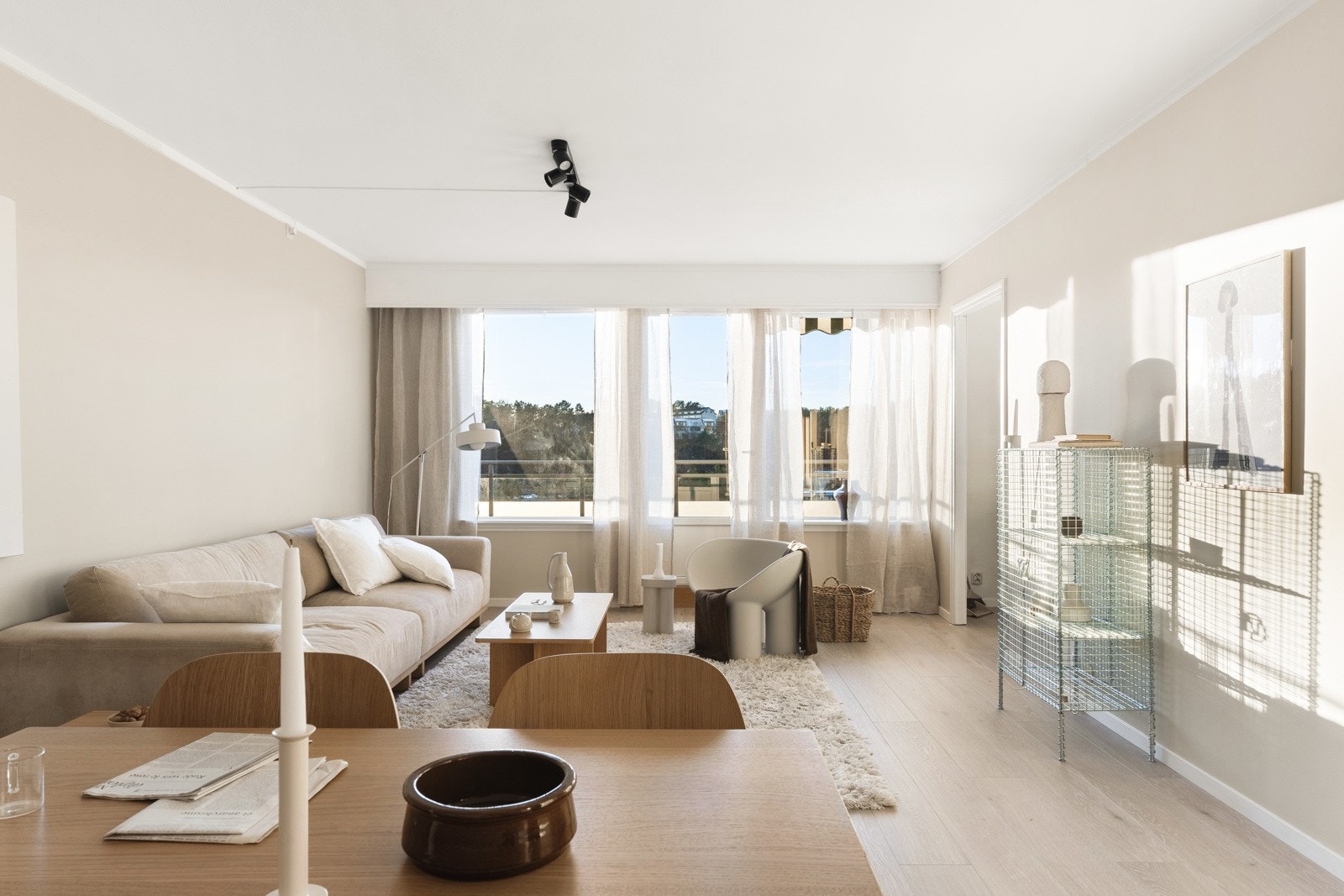 Store vindusflater sørger for godt med dagslys. Galleribilde