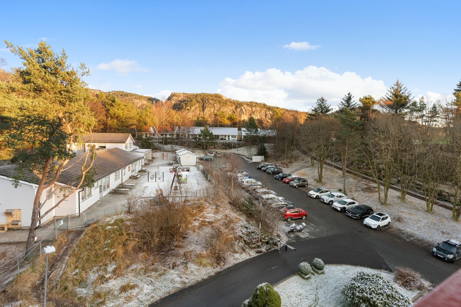 Utsikt fra inngangssiden. Barnehagen Kidsa Sandgotna grenser til borettslaget. Galleribilde