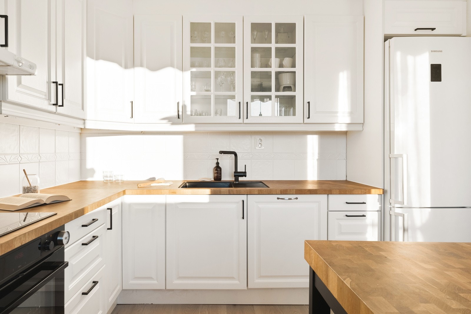 En blanding av integrerte og frittstående hvitevarer. Galleribilde