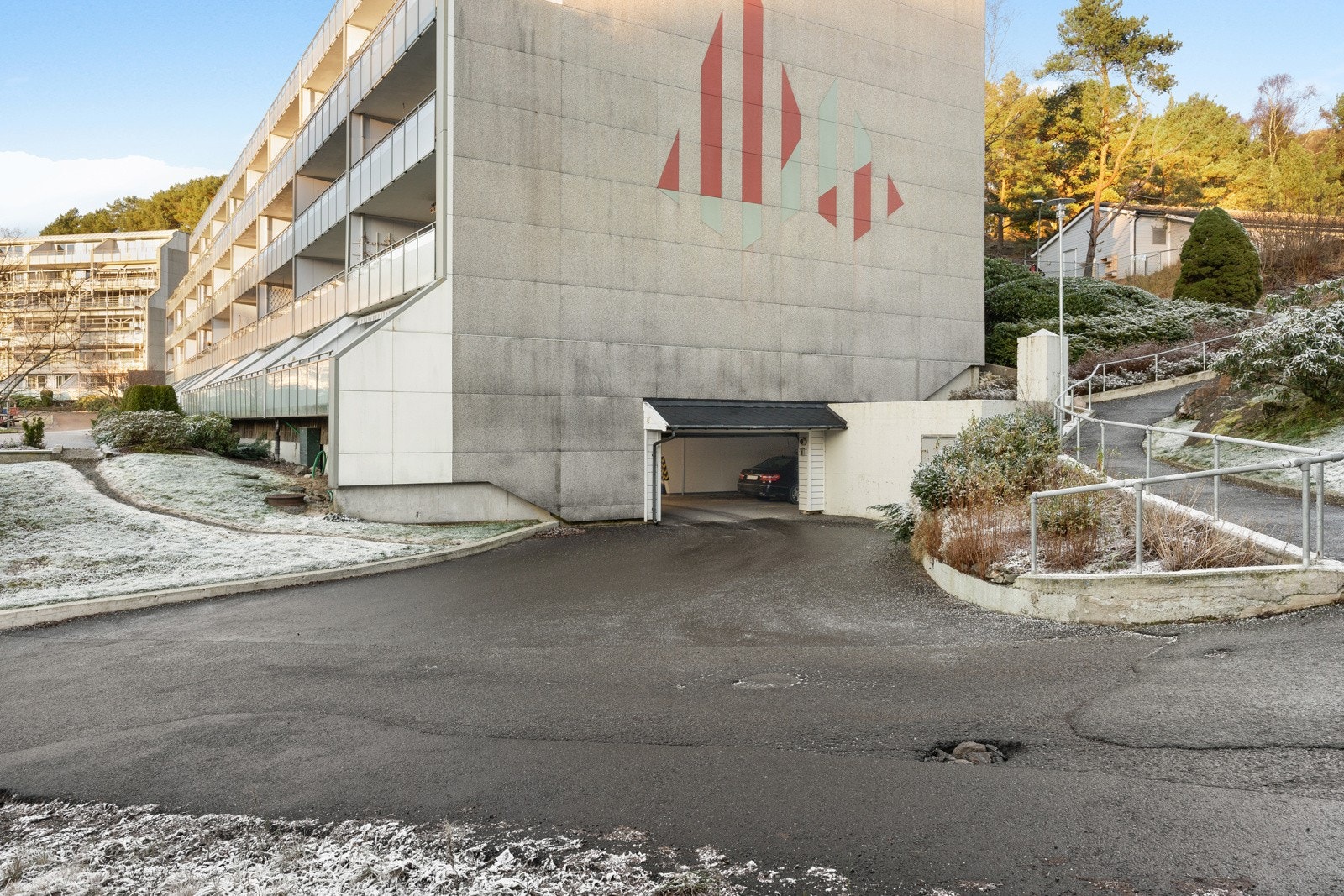 Det er garasjeplass i felles anlegg under blokken, med lademuligheter. Galleribilde