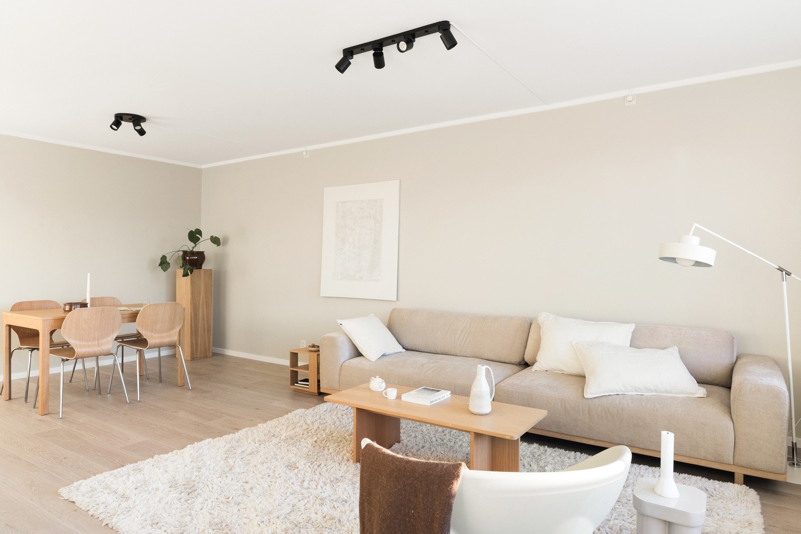 Lys og romslig stue. Galleribilde