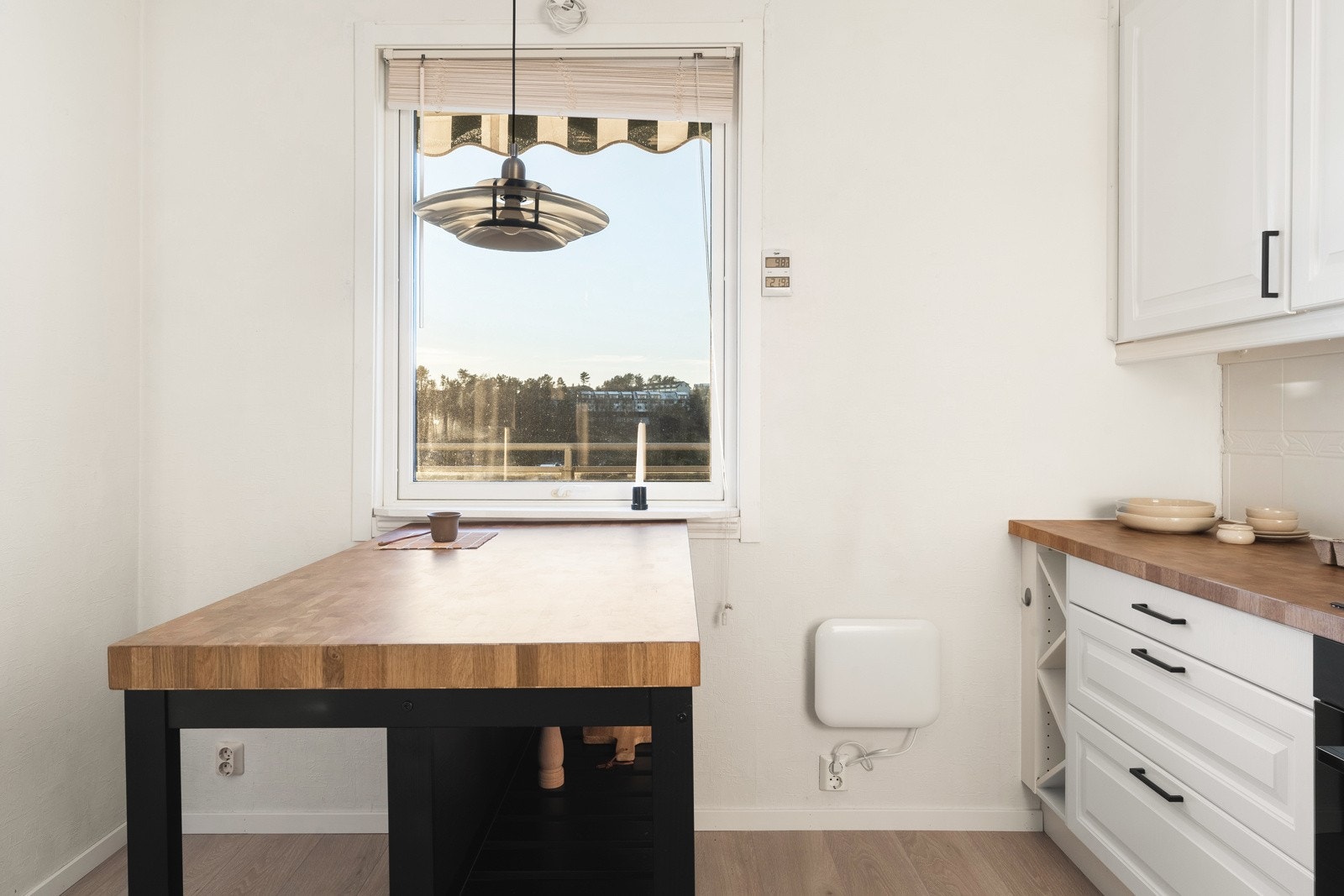 På kjøkkenet er det plass til et spisebord. Galleribilde