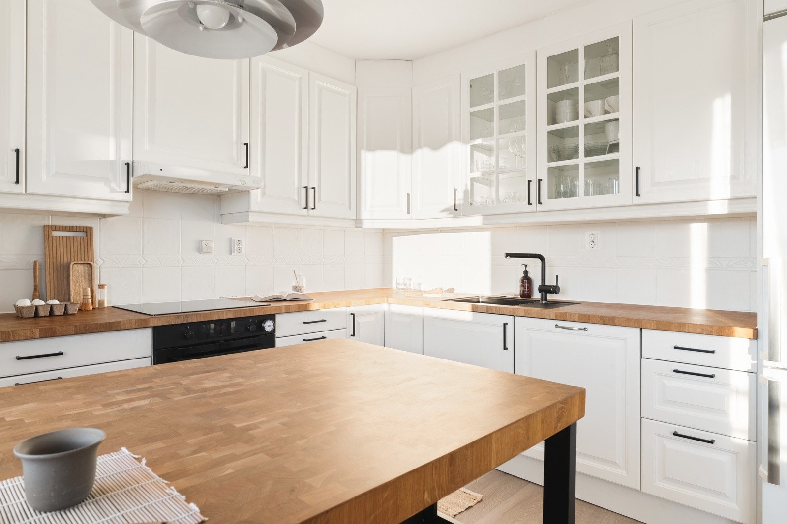 Kjøkkenet har innredning med profilerte fronter og benkeplate av laminat. Galleribilde