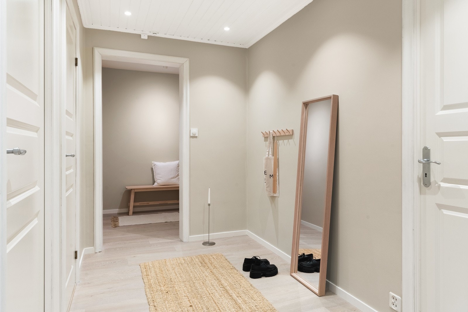 Velkommen inn! Lys og romslig entre på 3,5 og gang på 5,8 kvm. Galleribilde