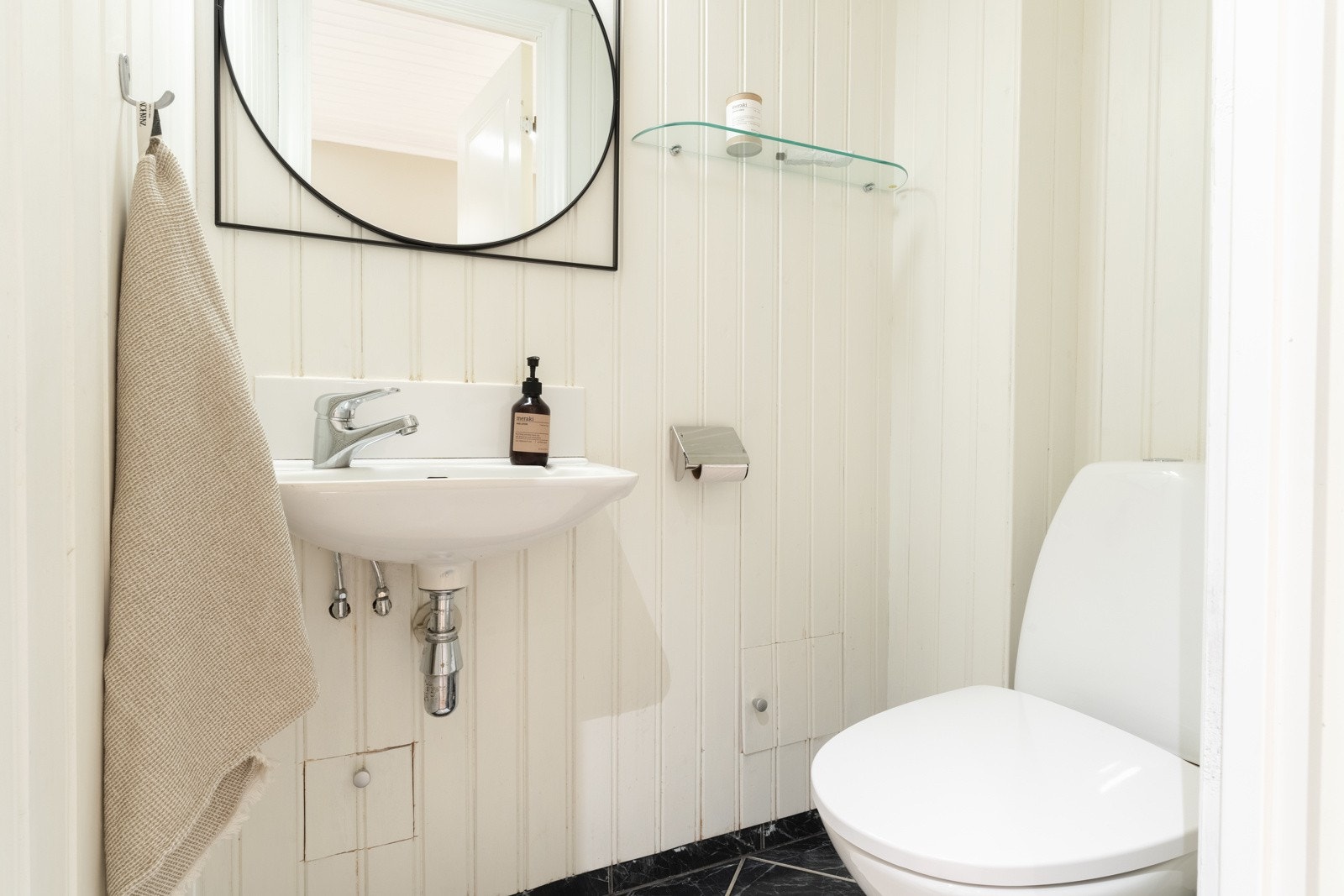 Separat toalett. Noen har slått ned veggen i forbindelse med oppussing og fått et stort bad. Galleribilde