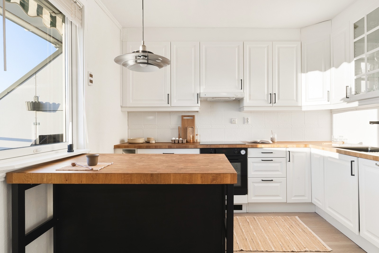 Tidløst og velfungerende kjøkken med hvite fronter. Galleribilde