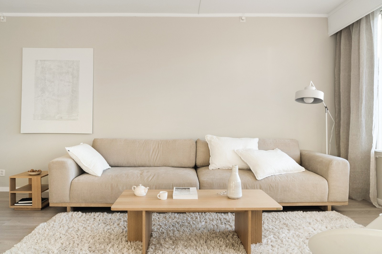 God plass til både sofa og spisebord i stuen. Galleribilde