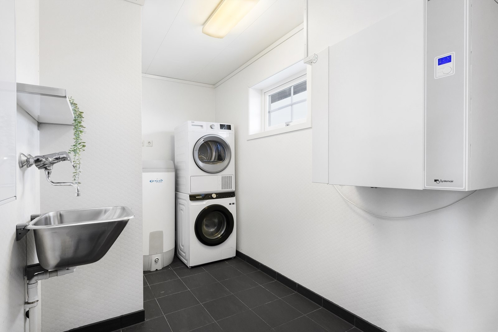 Separat vaskerom/teknisk rom. Balansert ventilasjon med varmegjenvinning. Galleribilde