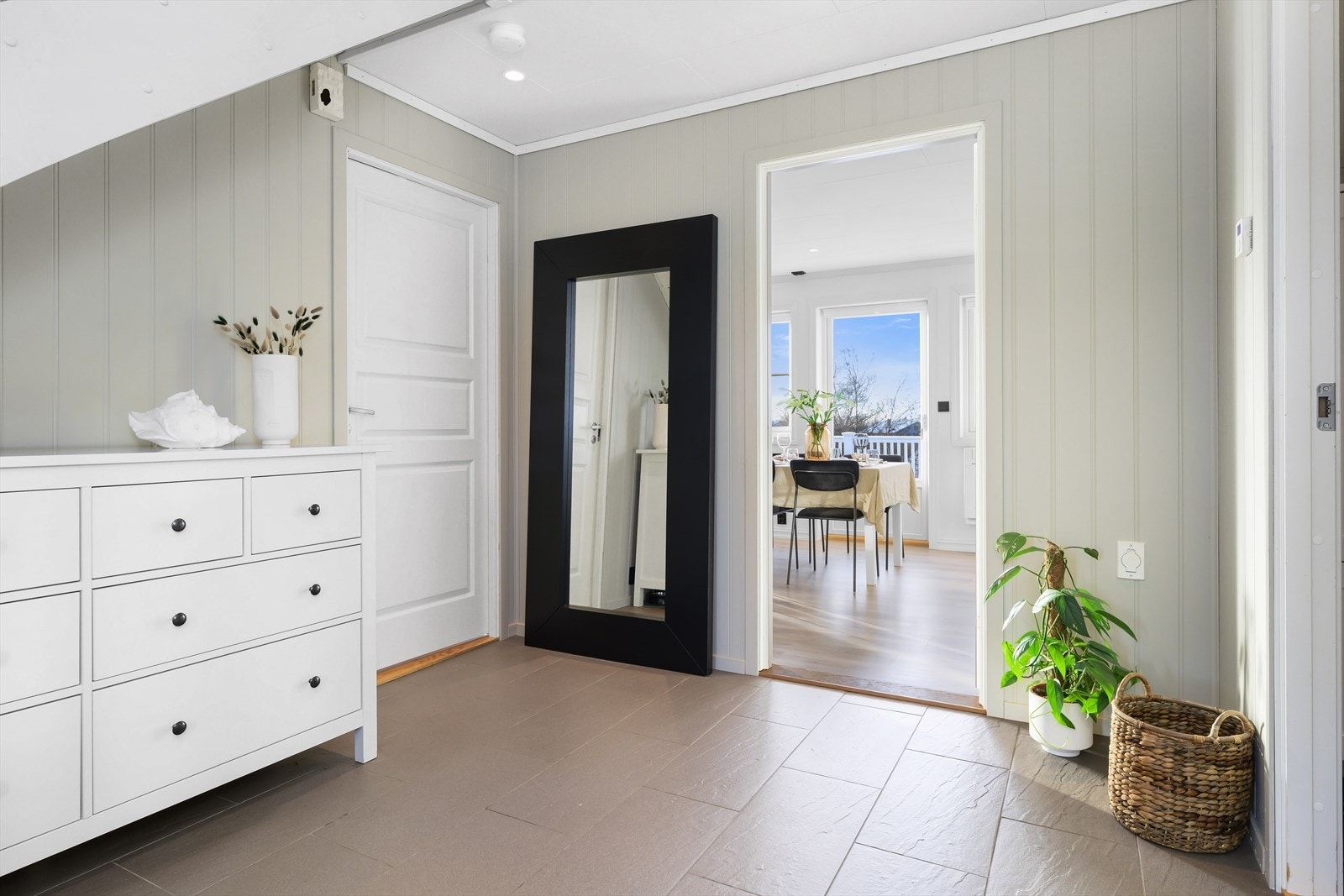 Romslig hall med fliser og varme i gulv. Galleribilde
