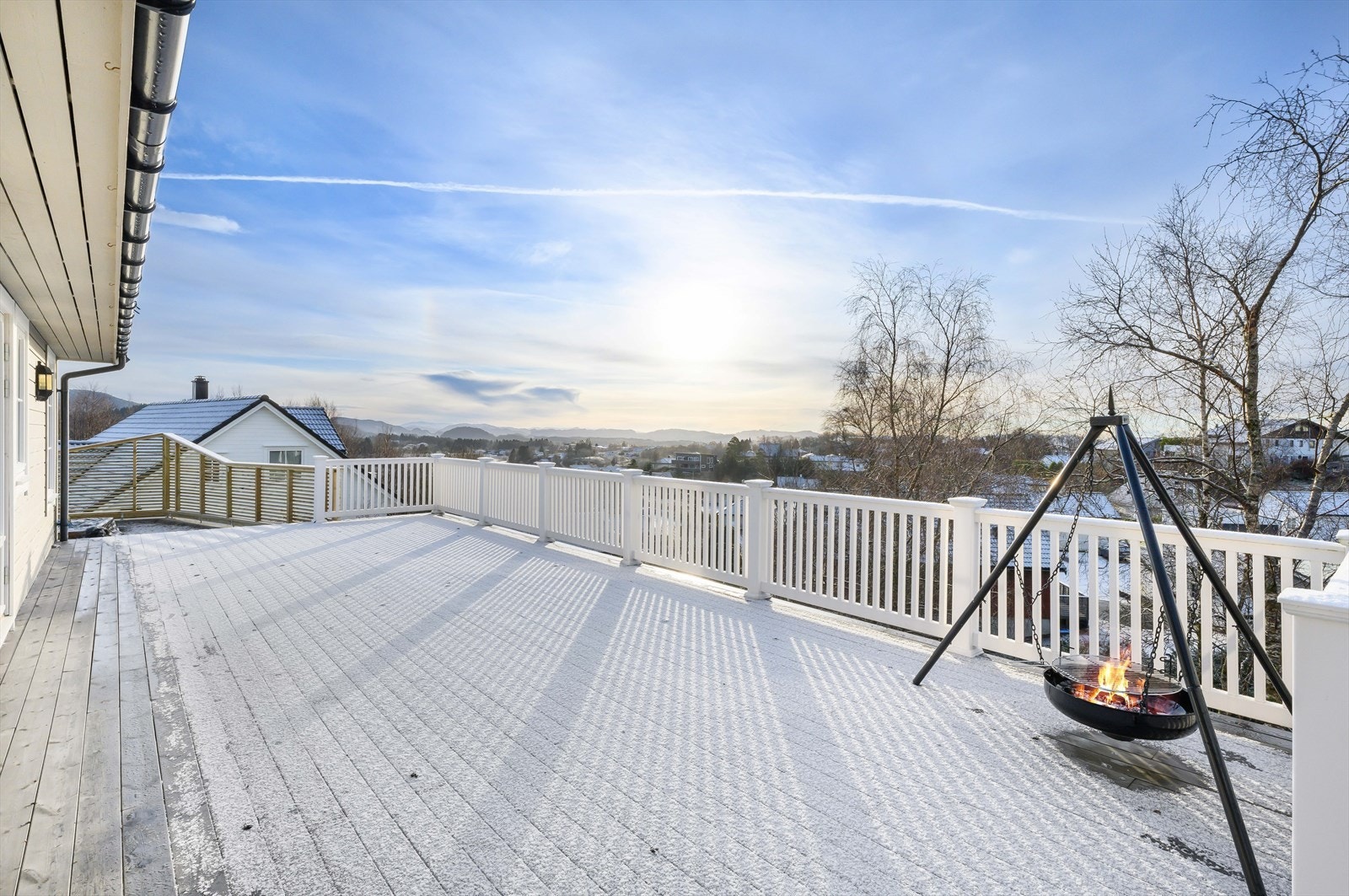 Utsikten er upåklagelig. Lite innsyn på terrassen, og gode solforhold. Pvc-gjerde i front av terrassen som er vedlikeholdsfritt. Galleribilde