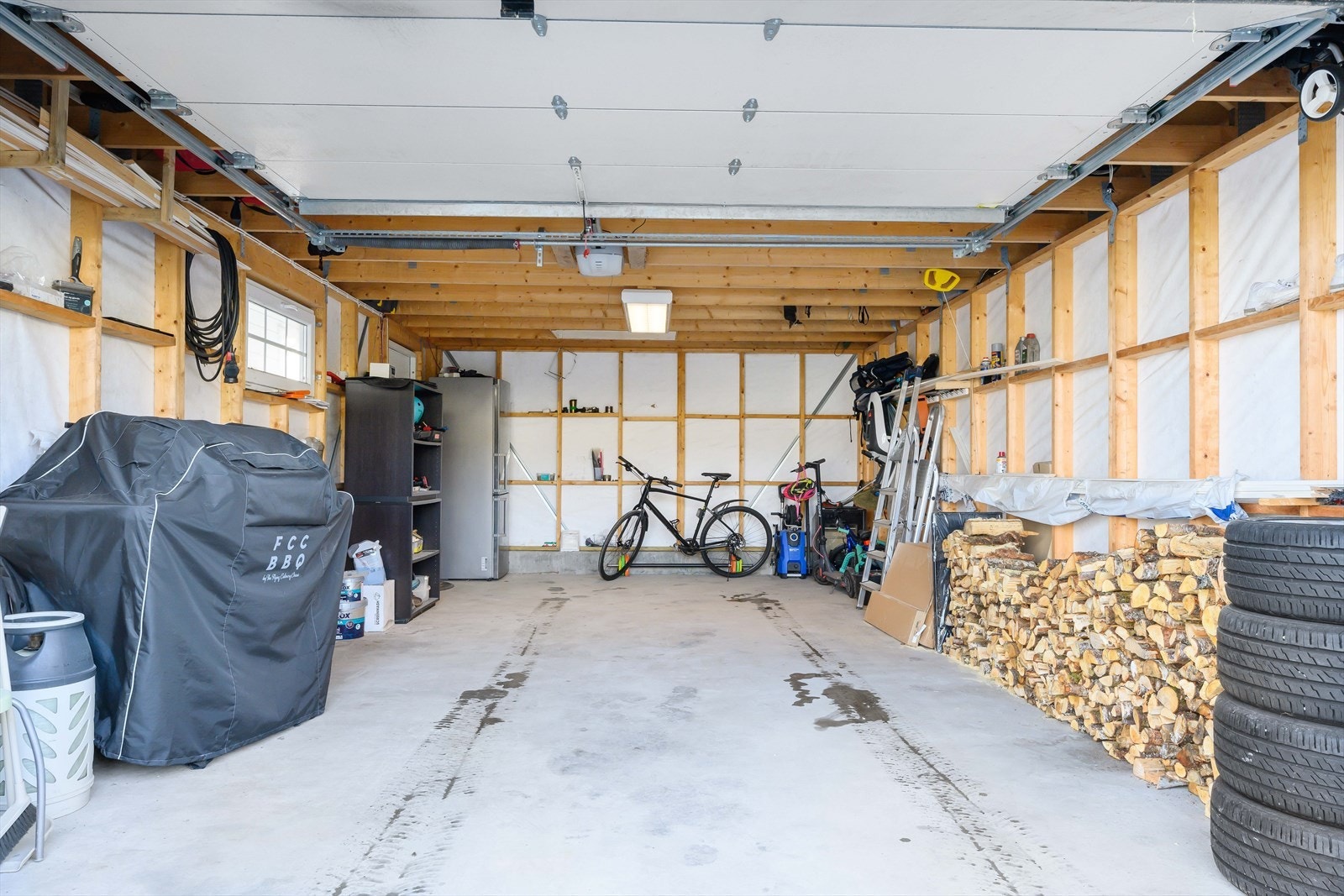 Innvendig i garasjen. Her er det mulig å legge opp elbil-lader. Galleribilde
