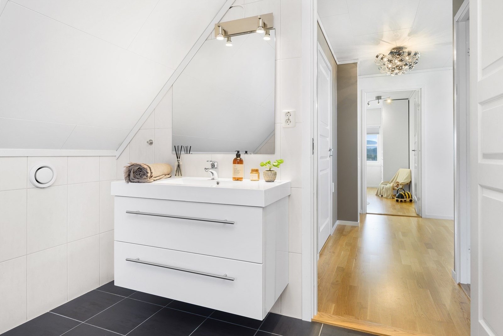 Badet i 2.etasje er også helfliset med dusjhjørne og servantinnredning med skuffer. Galleribilde