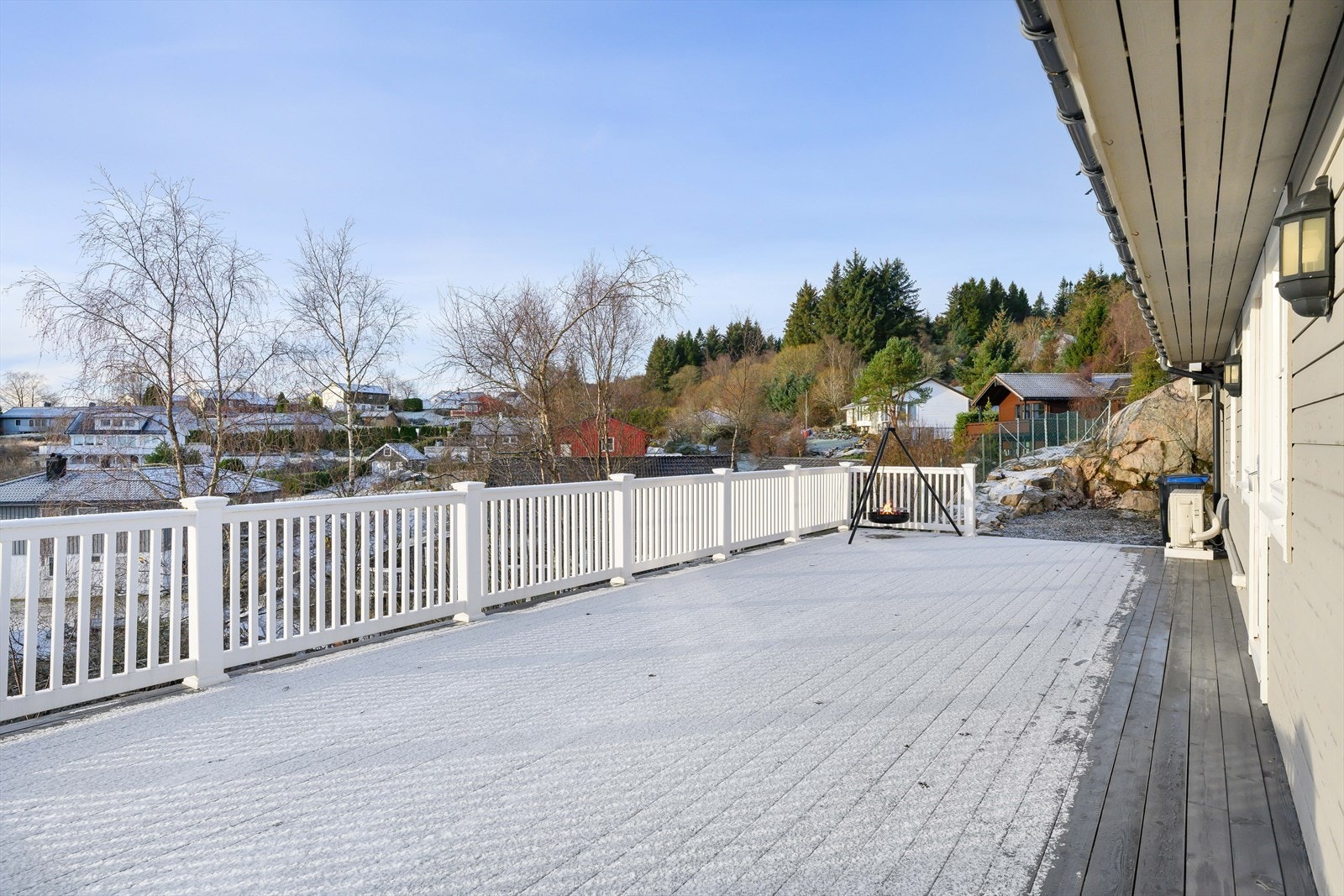 Stor terrasse med skjermet innsyn i front av boligen. Galleribilde