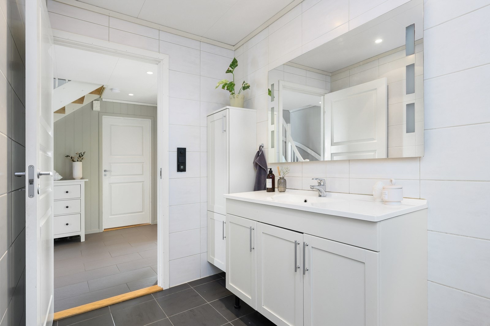 Det er to bad i boligen. Et i hver etasje. Dette badet er helfliset og har varme i gulv. Galleribilde