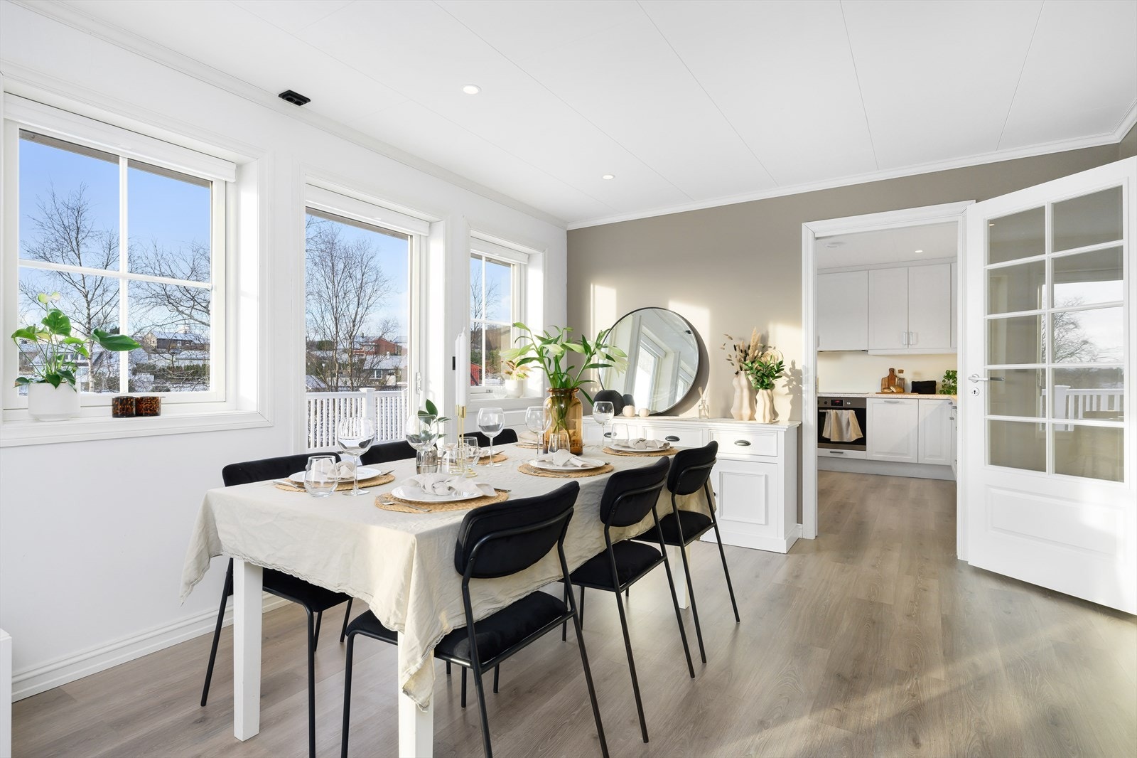 Fin stue med god plass til spisegruppe. Galleribilde
