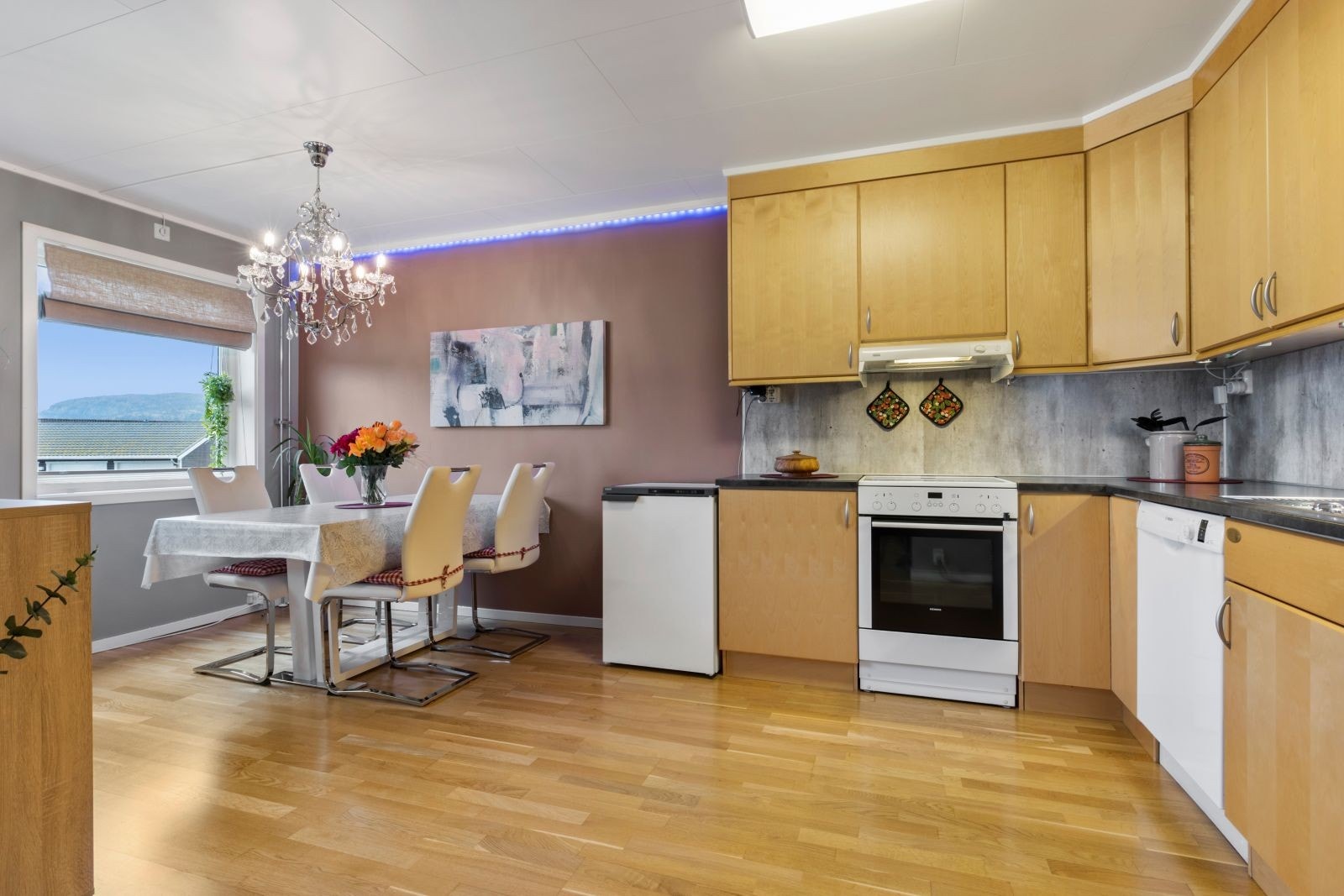 Plass til spisebord på kjøkkenet. Galleribilde