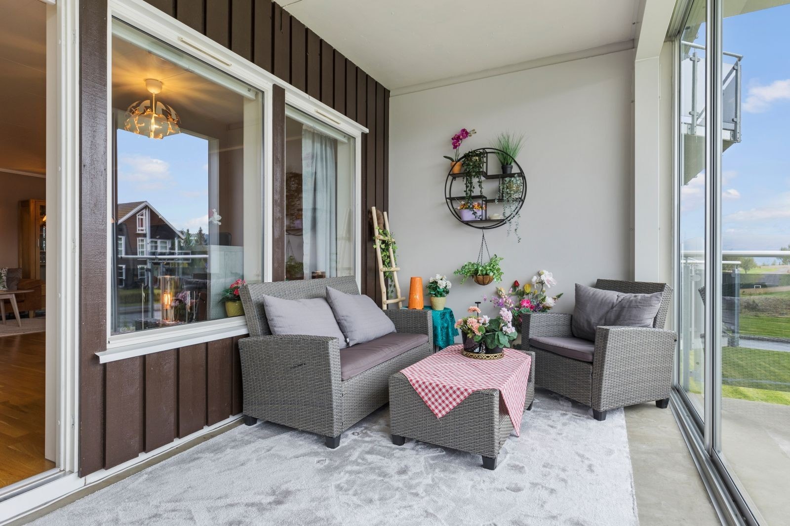 Terrasse på ca. 16,8 m2 med glassrekkverk, der ca.11 m2 av terrassen er innglasset. Galleribilde