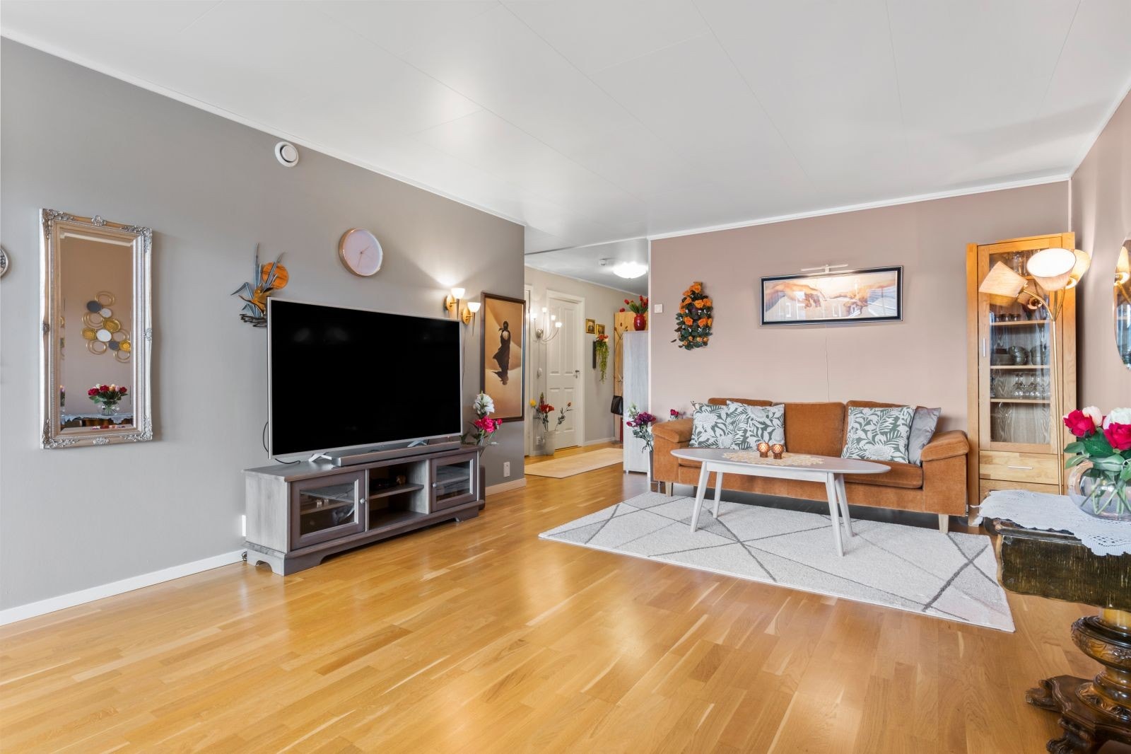 Stue mot hall. Galleribilde