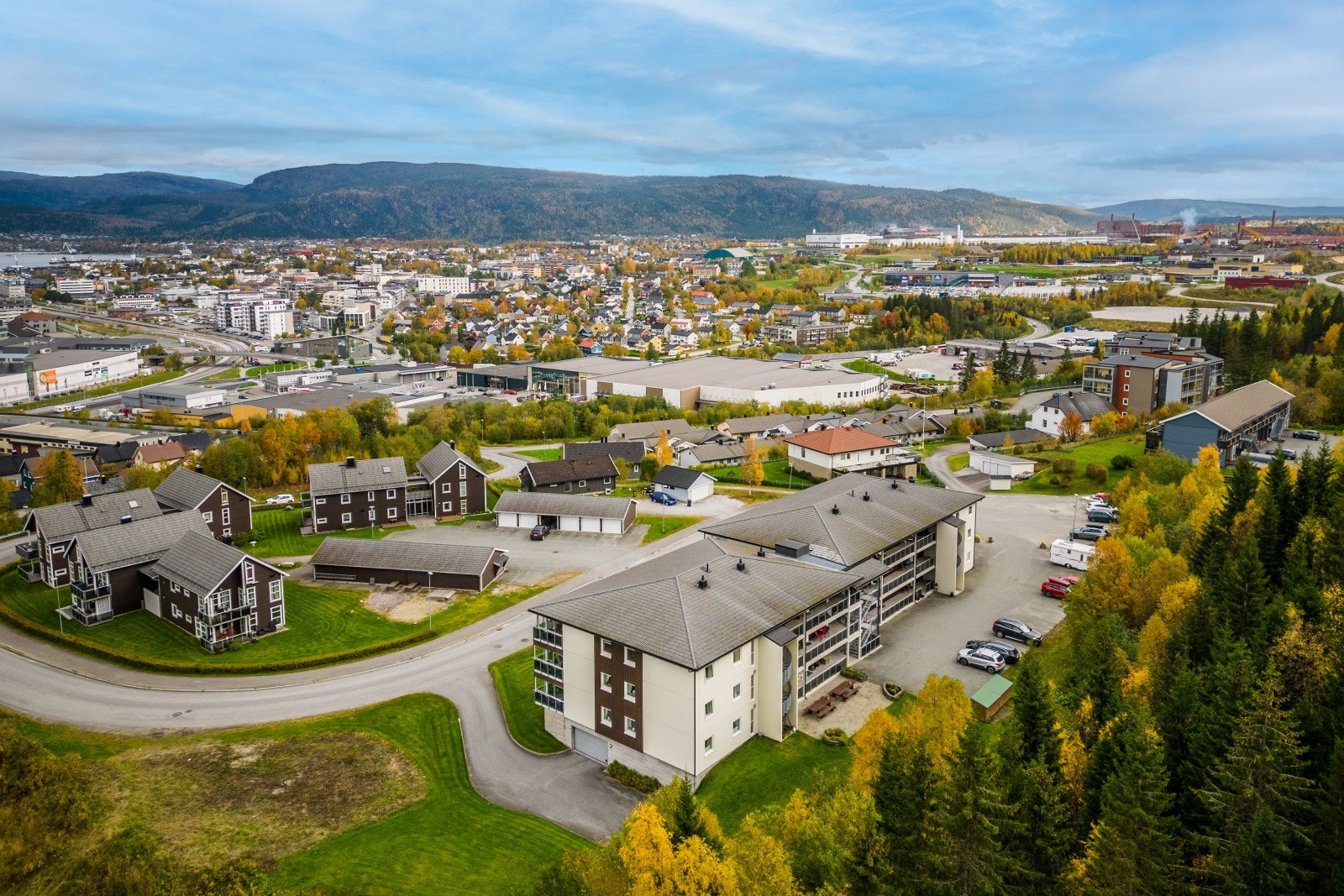 Gangavstand til byen, matbutikk og busstopp like i nærheten. Galleribilde
