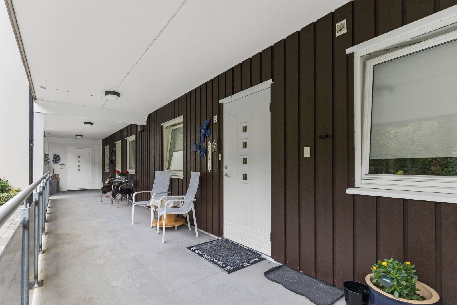 Overbygde svalganger, slik at man kan gå tørskodd til bla. garasjen. Galleribilde