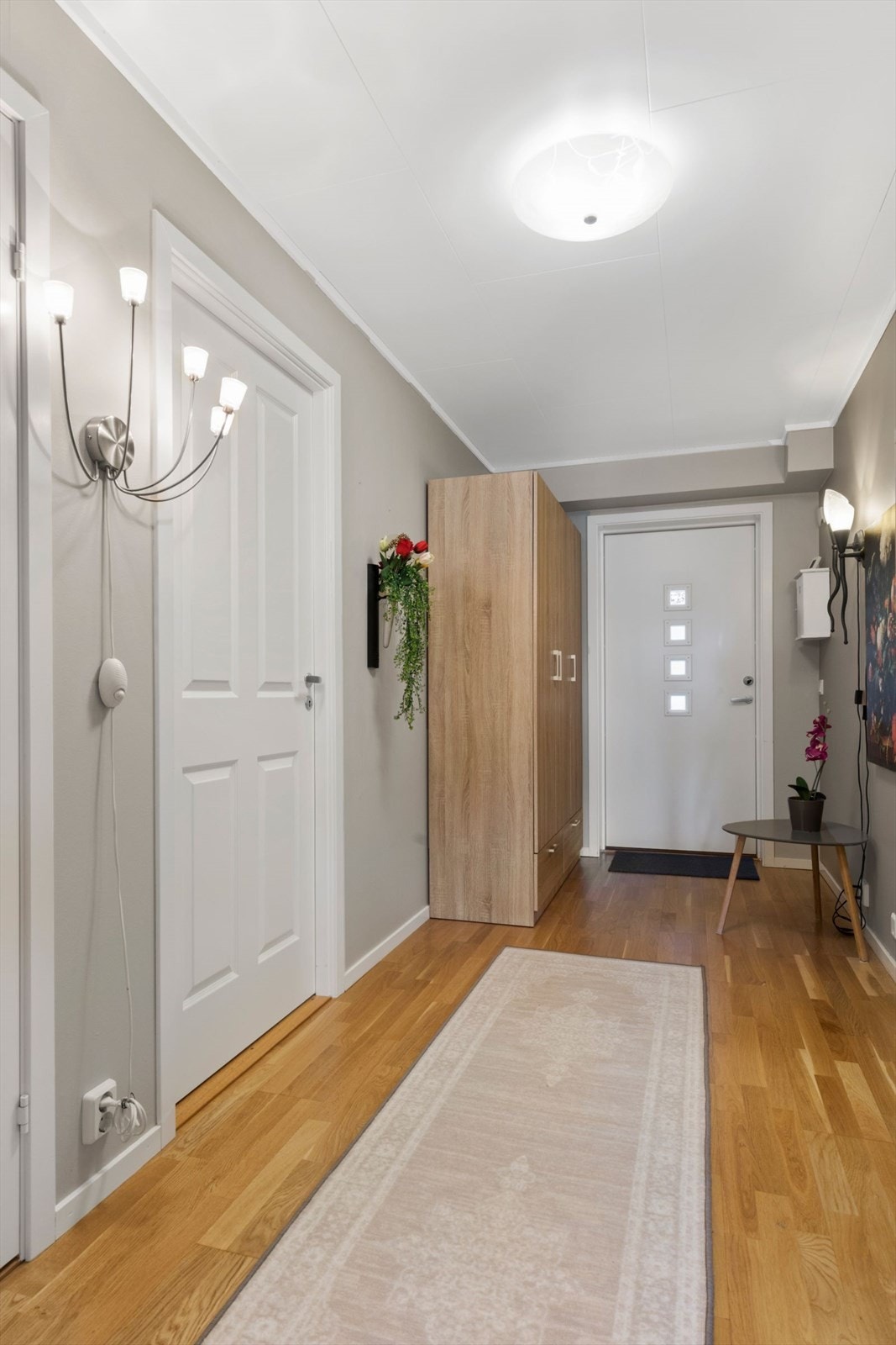 Entre med parkett og gulvvarme. Galleribilde