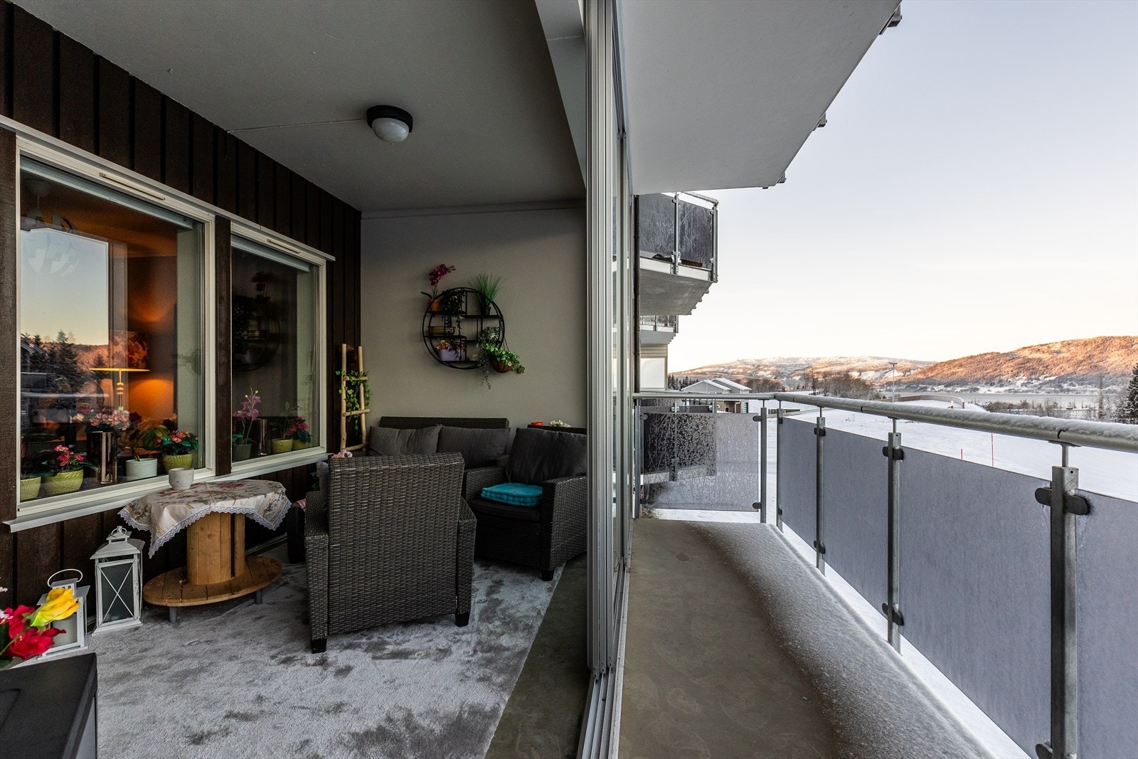 Fra vinterhage, balkong og mot utsikt. Galleribilde